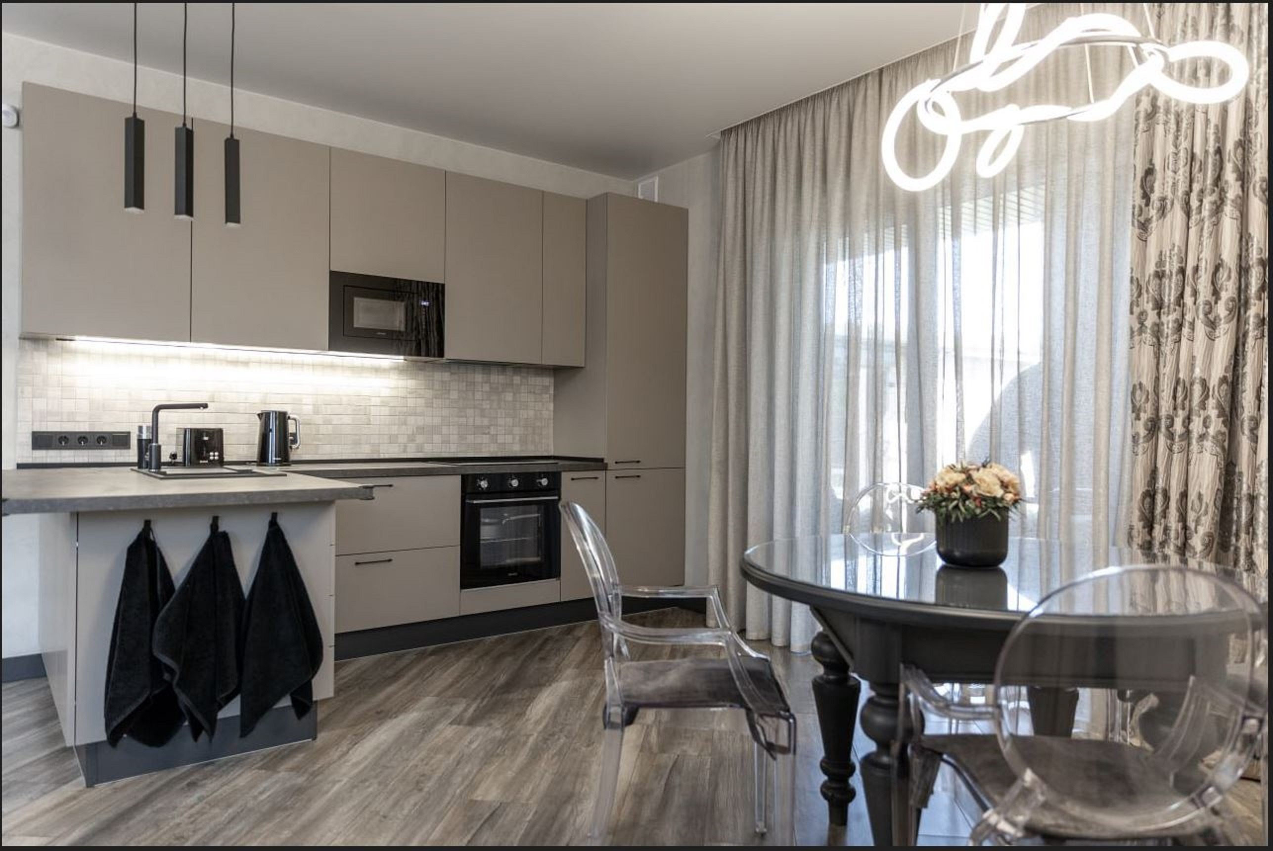 Загородный дом с летней верандой на небольшом участке за городом