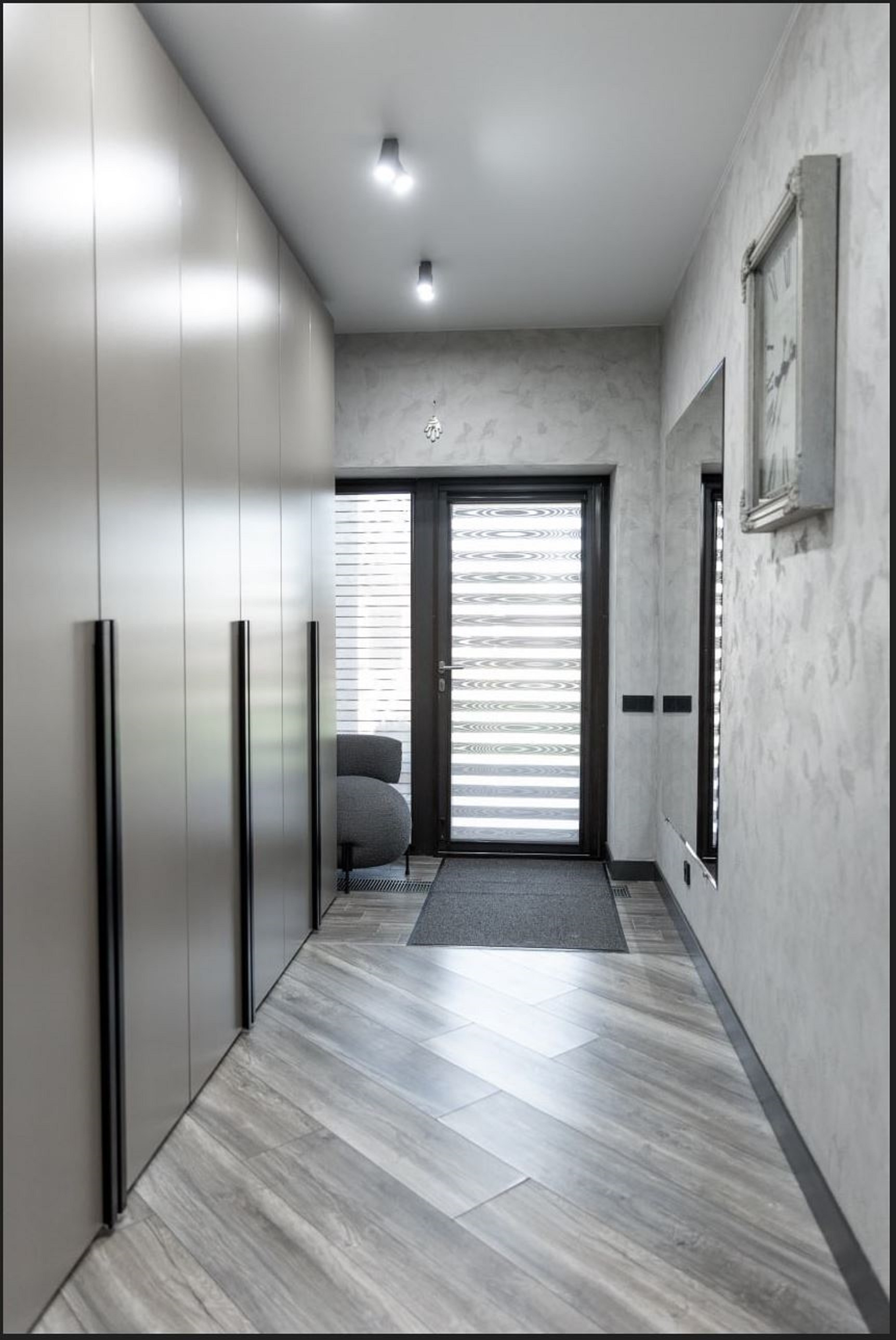 Загородный дом с летней верандой на небольшом участке за городом