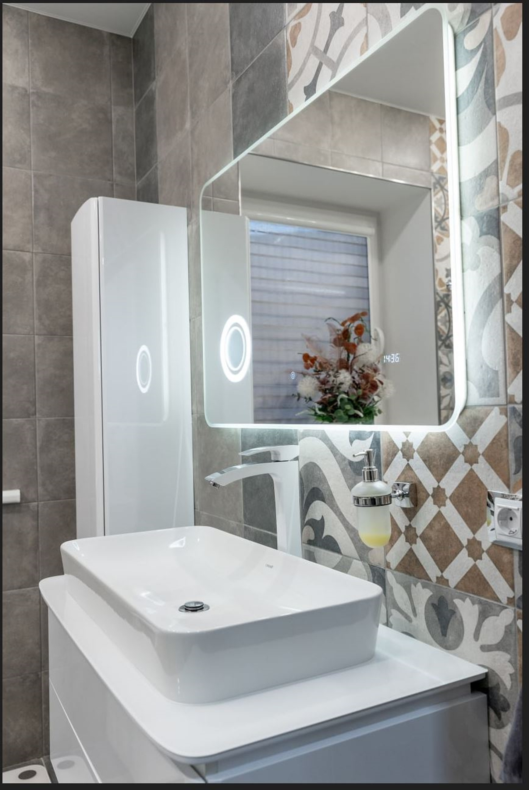 Загородный дом с летней верандой на небольшом участке за городом