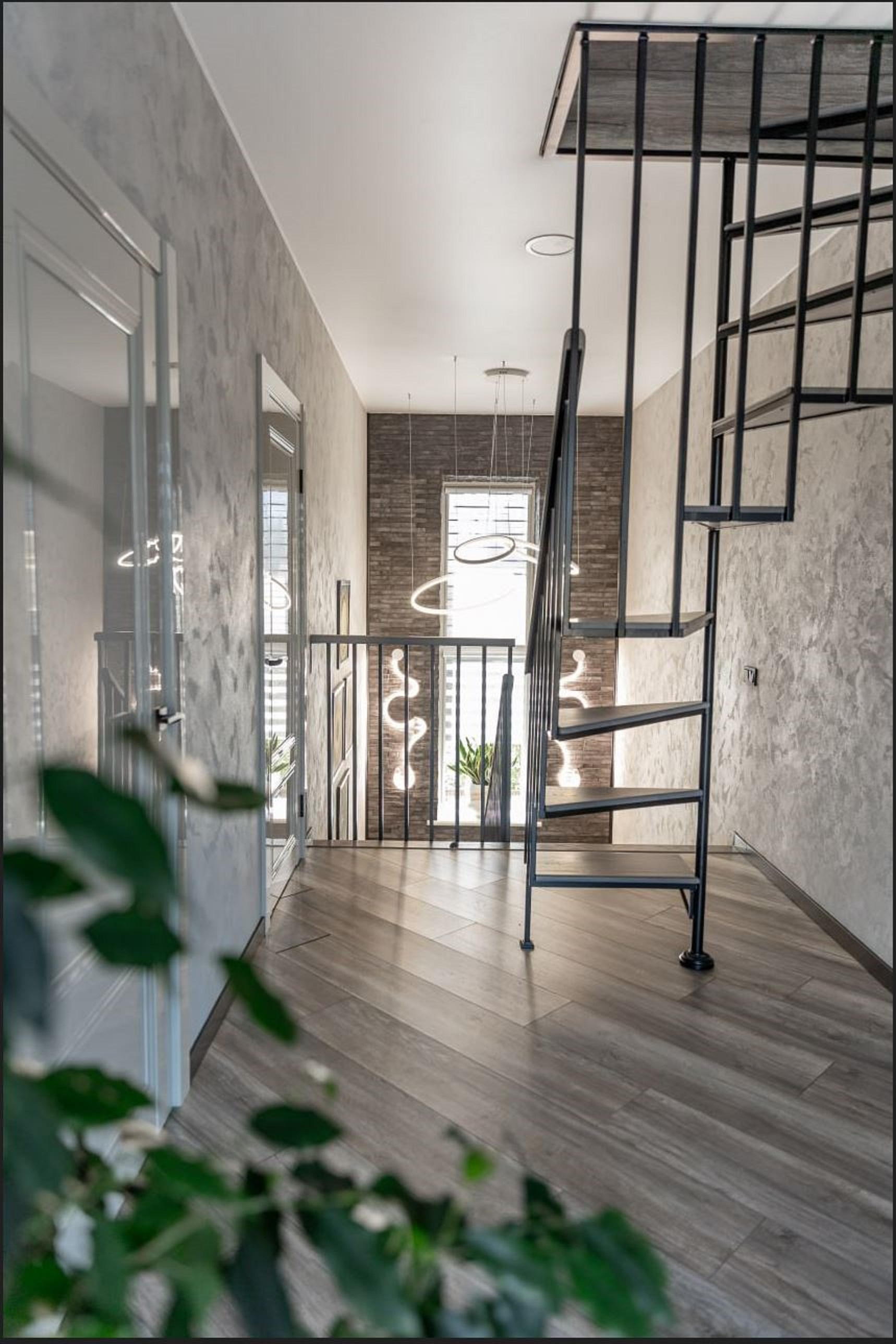 Загородный дом с летней верандой на небольшом участке за городом