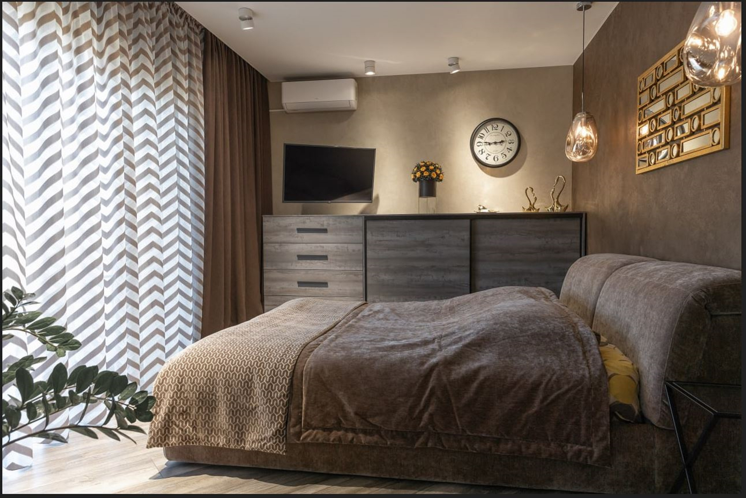 Загородный дом с летней верандой на небольшом участке за городом