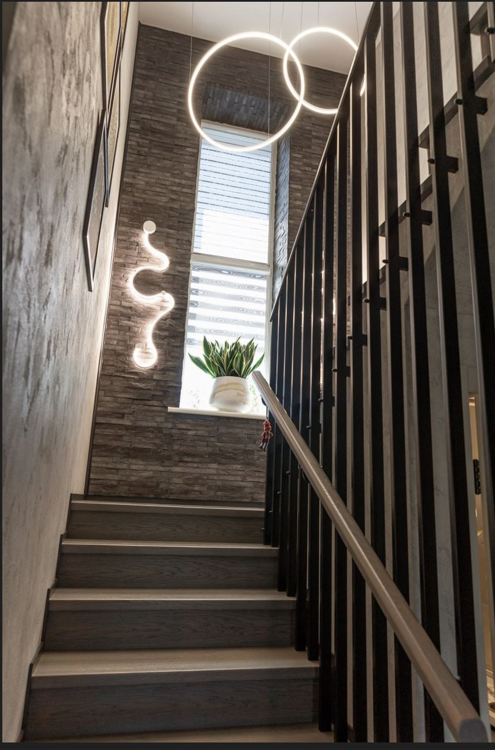 Загородный дом с летней верандой на небольшом участке за городом