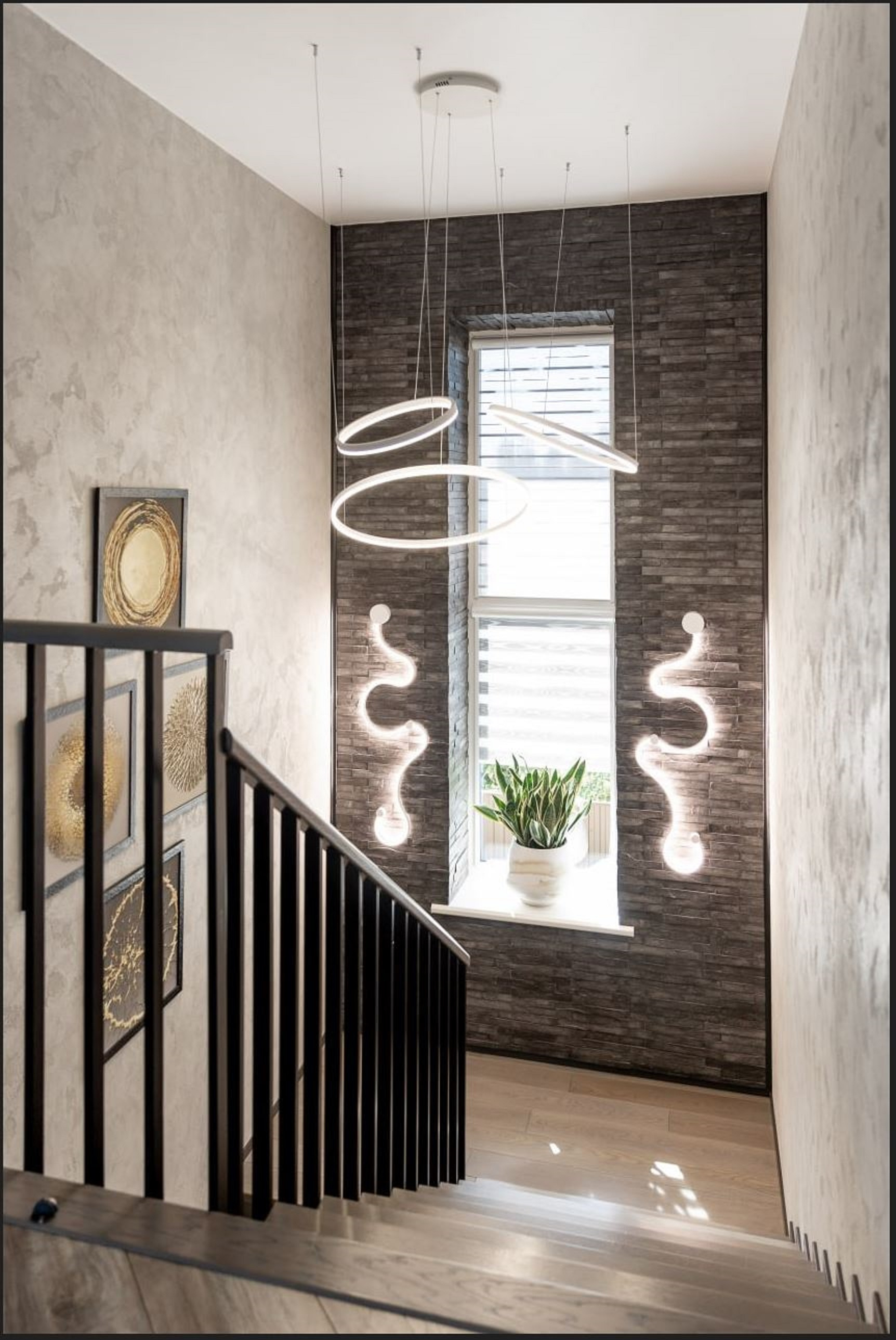 Загородный дом с летней верандой на небольшом участке за городом