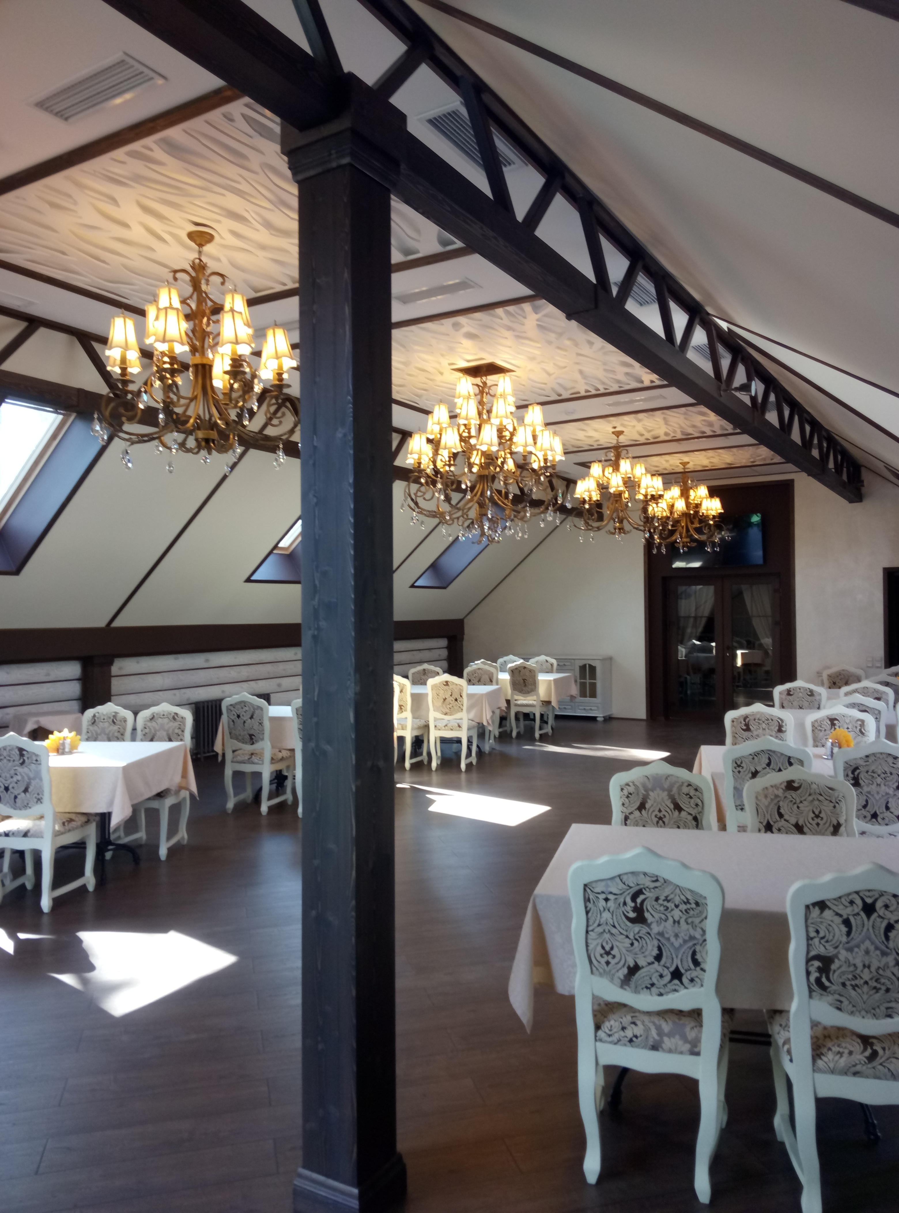 Ресторан, банкетный зал за городом.