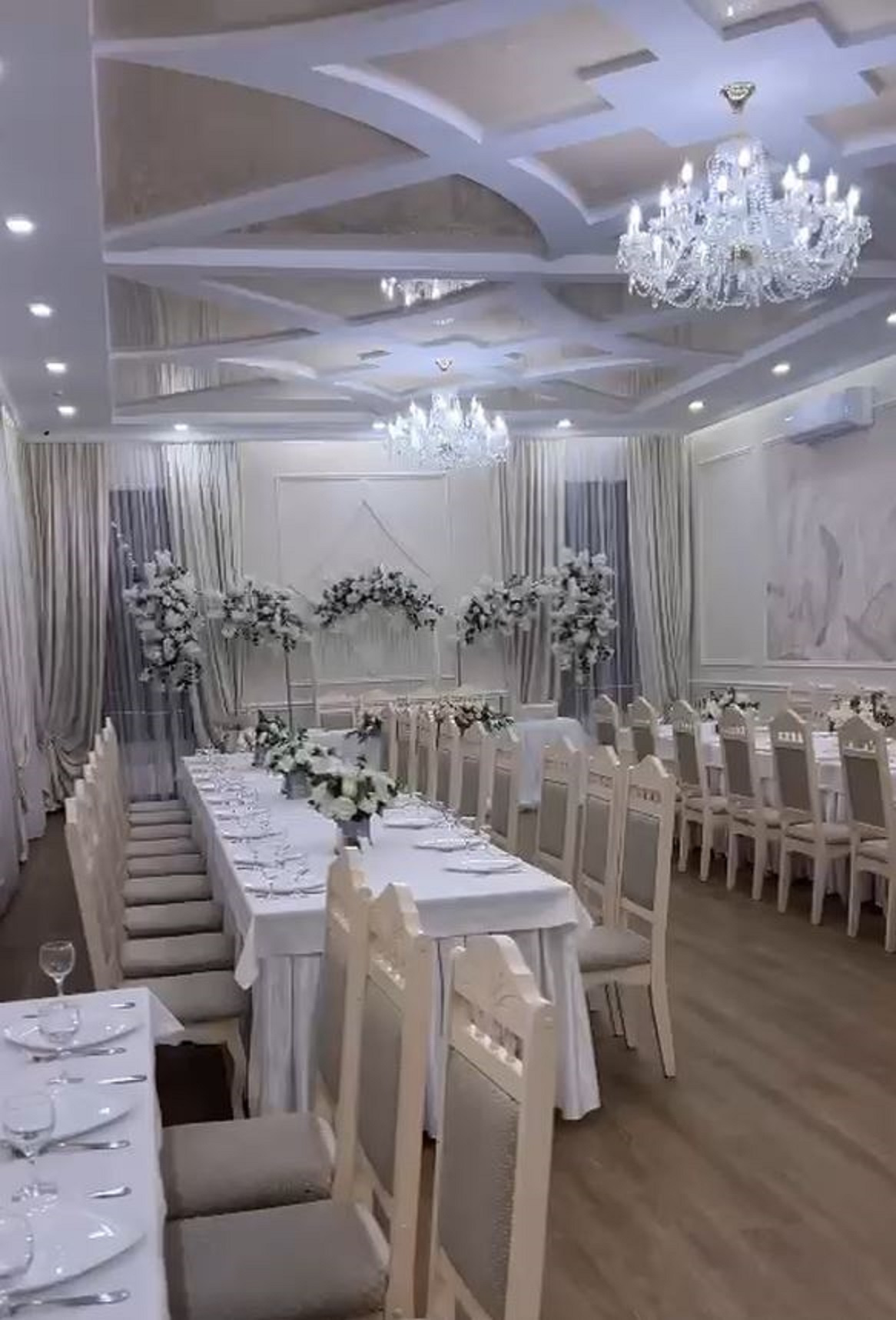 Банкетный зал в классическом стиле.