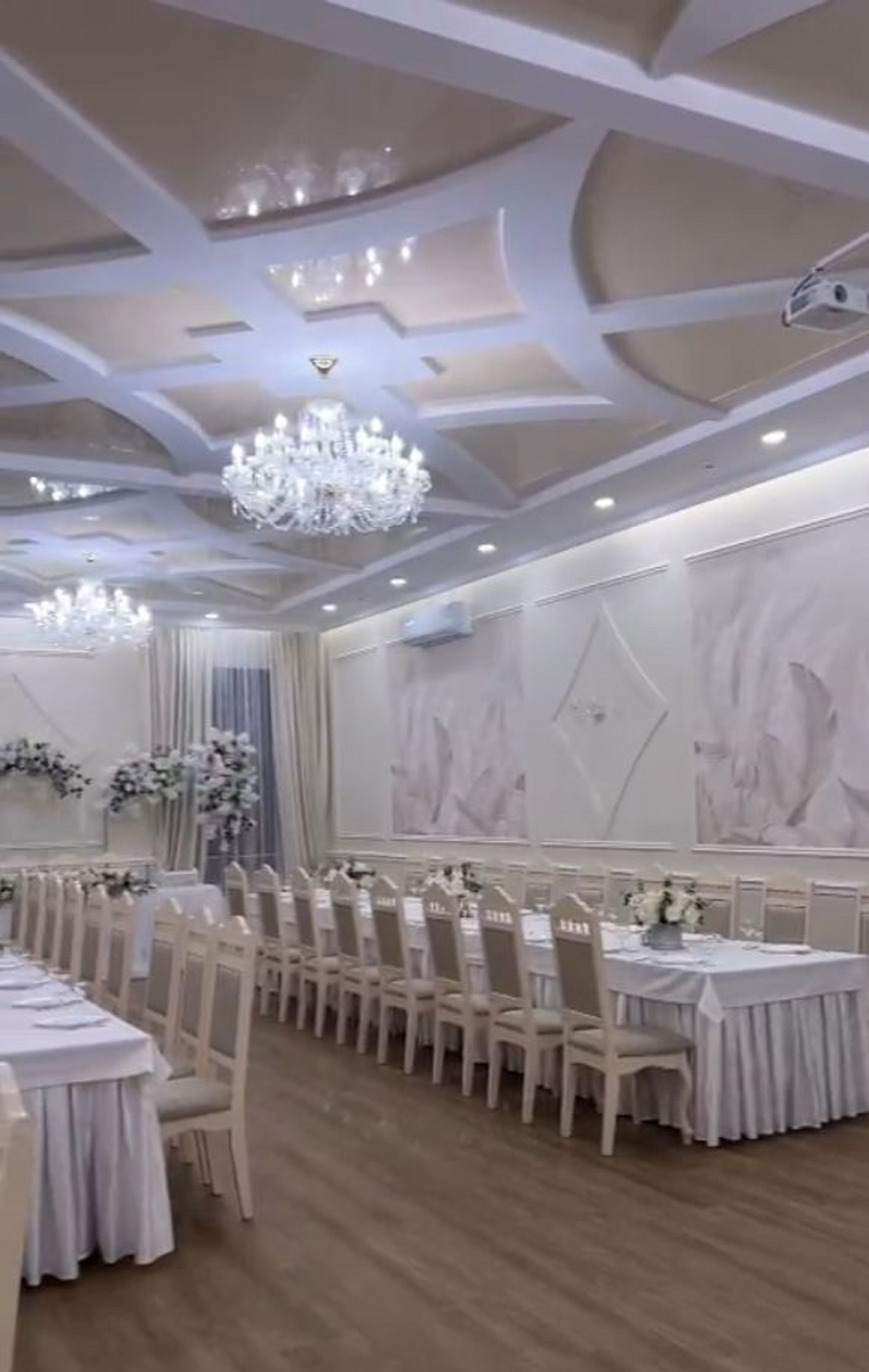 Банкетный зал в классическом стиле.