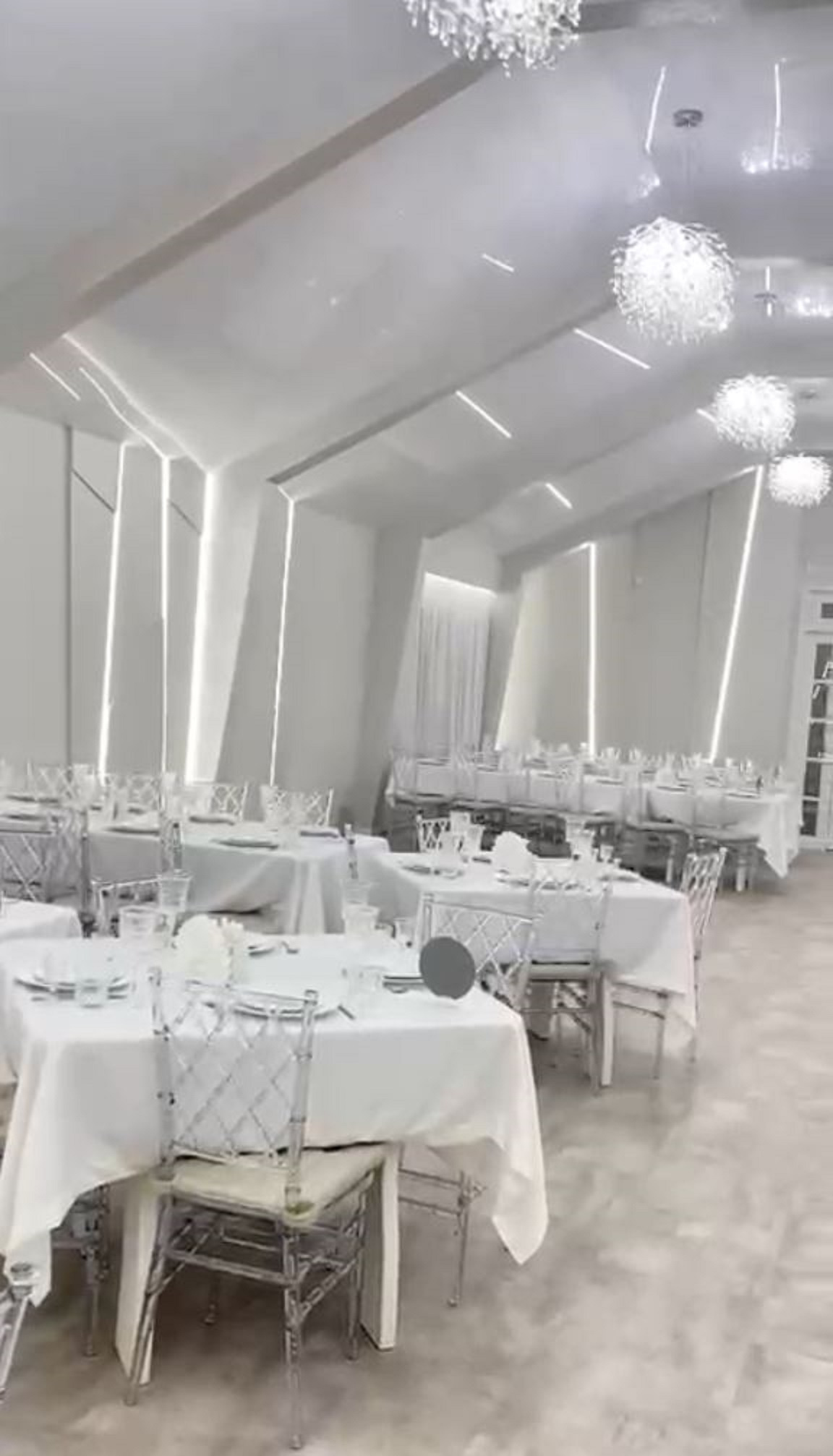 Белый банкетный зал загородного ресторана