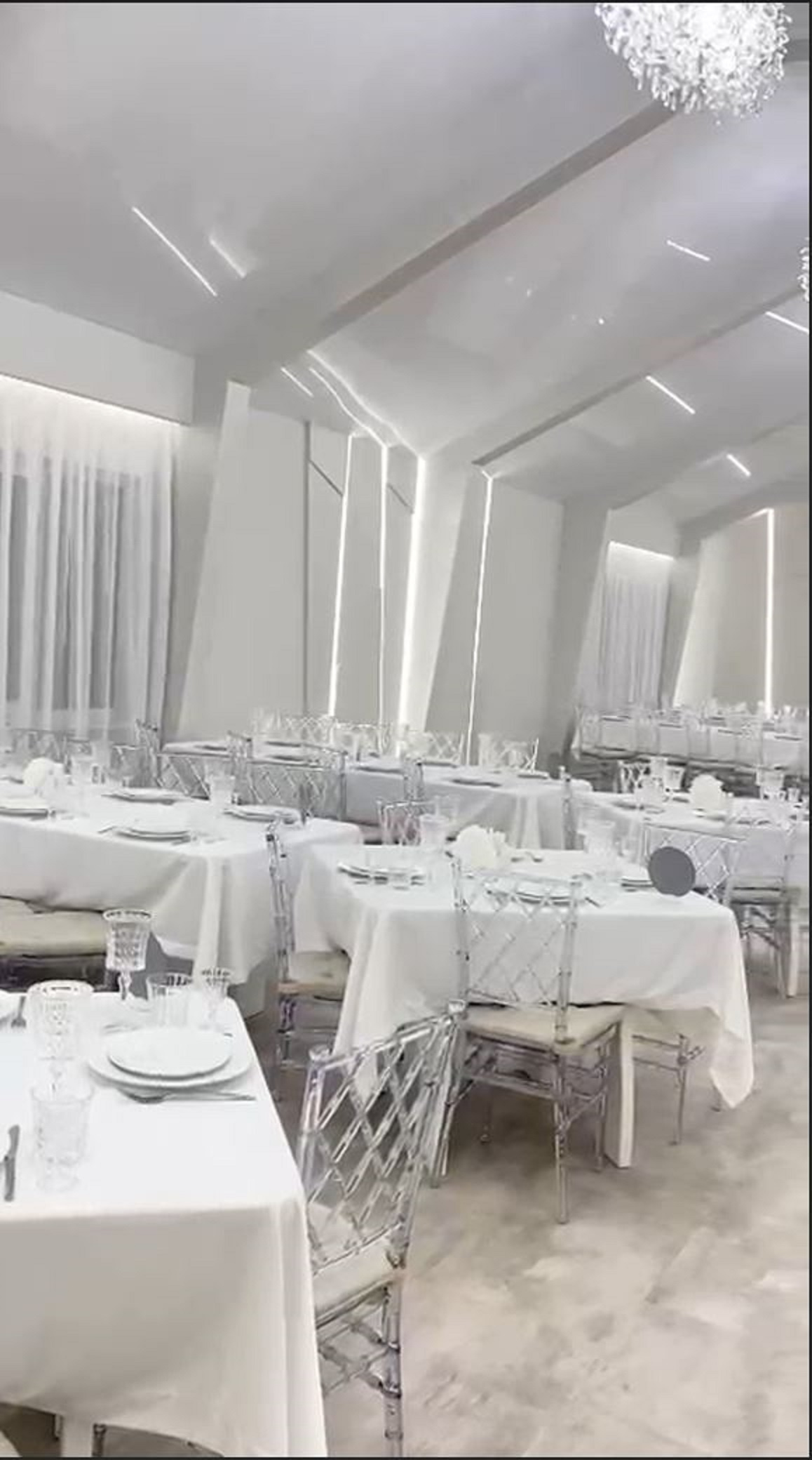 Белый банкетный зал загородного ресторана