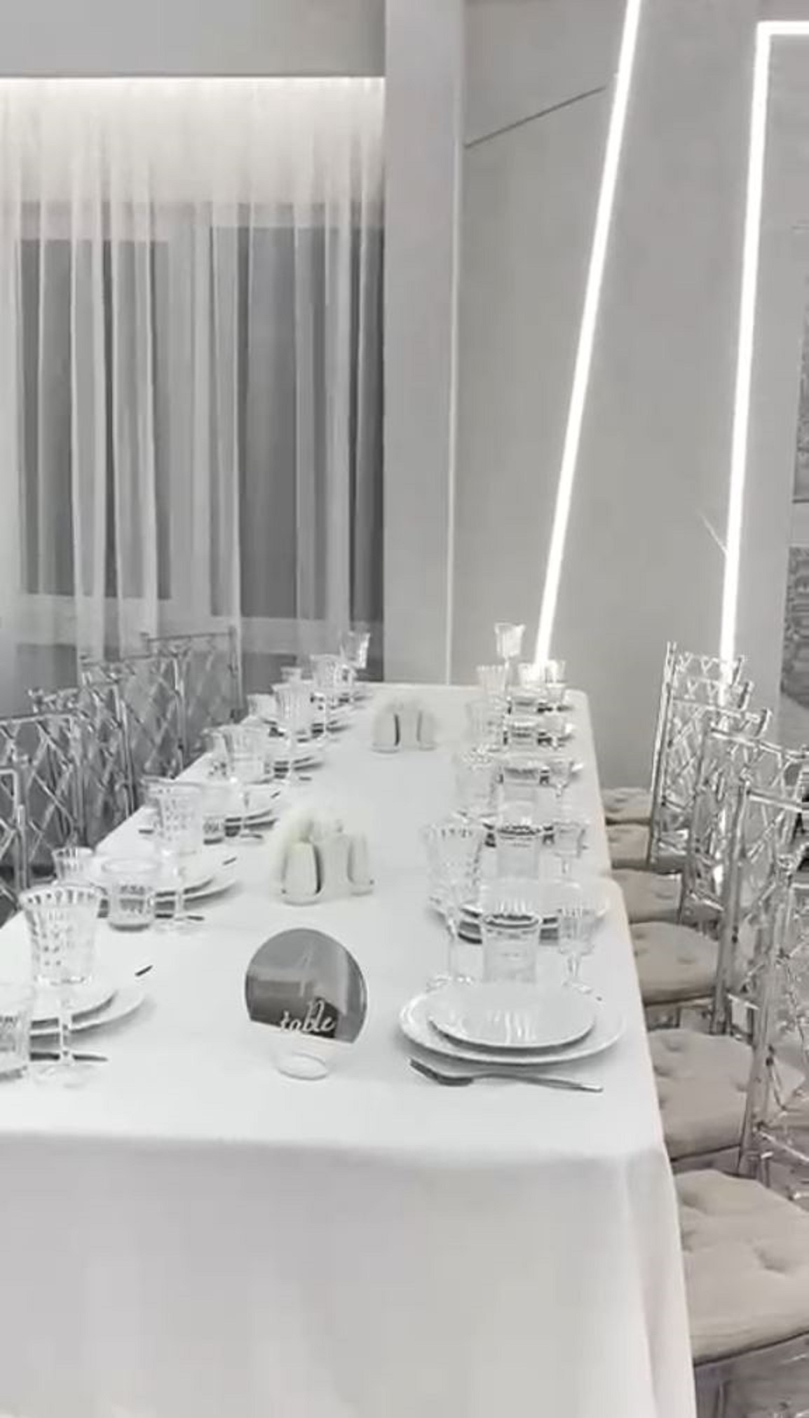 Белый банкетный зал загородного ресторана