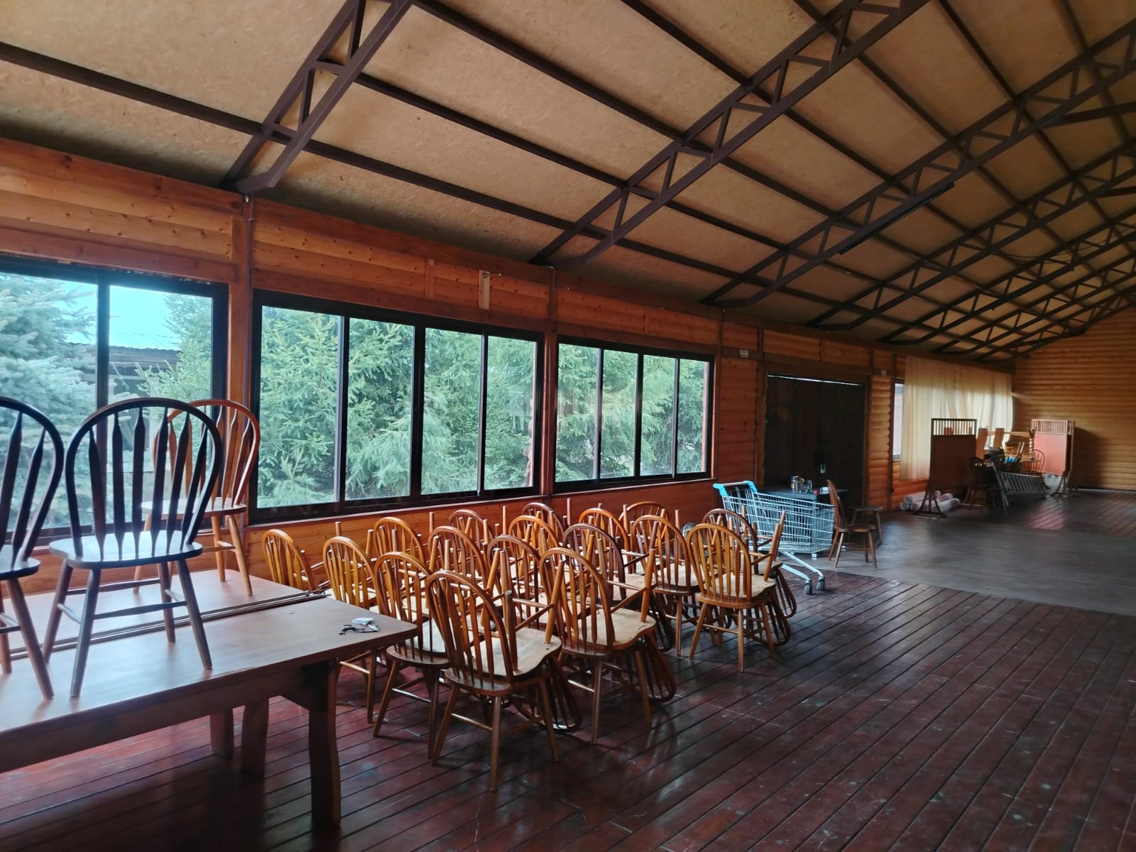 Белый банкетный зал загородного ресторана