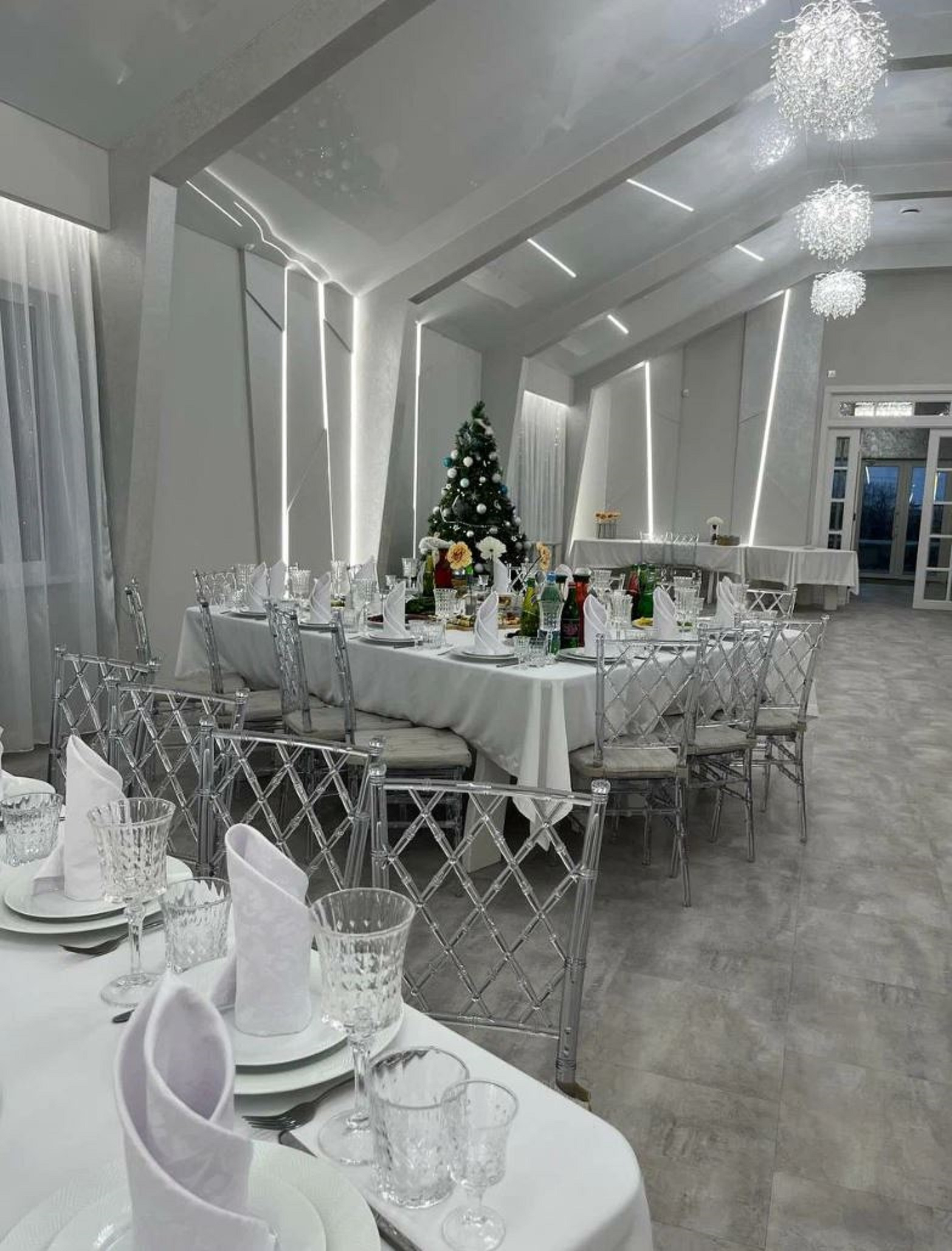 Обложка проекта: Белый банкетный зал загородного ресторана