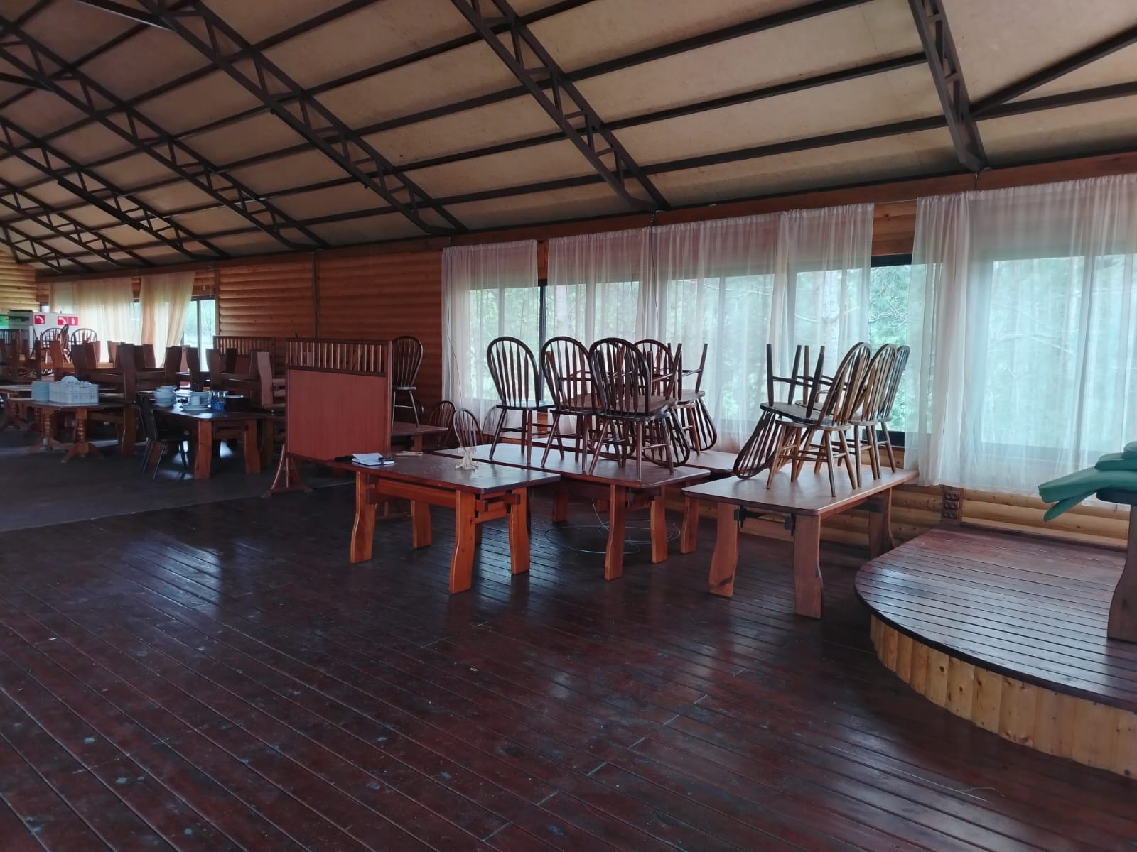 Белый банкетный зал загородного ресторана