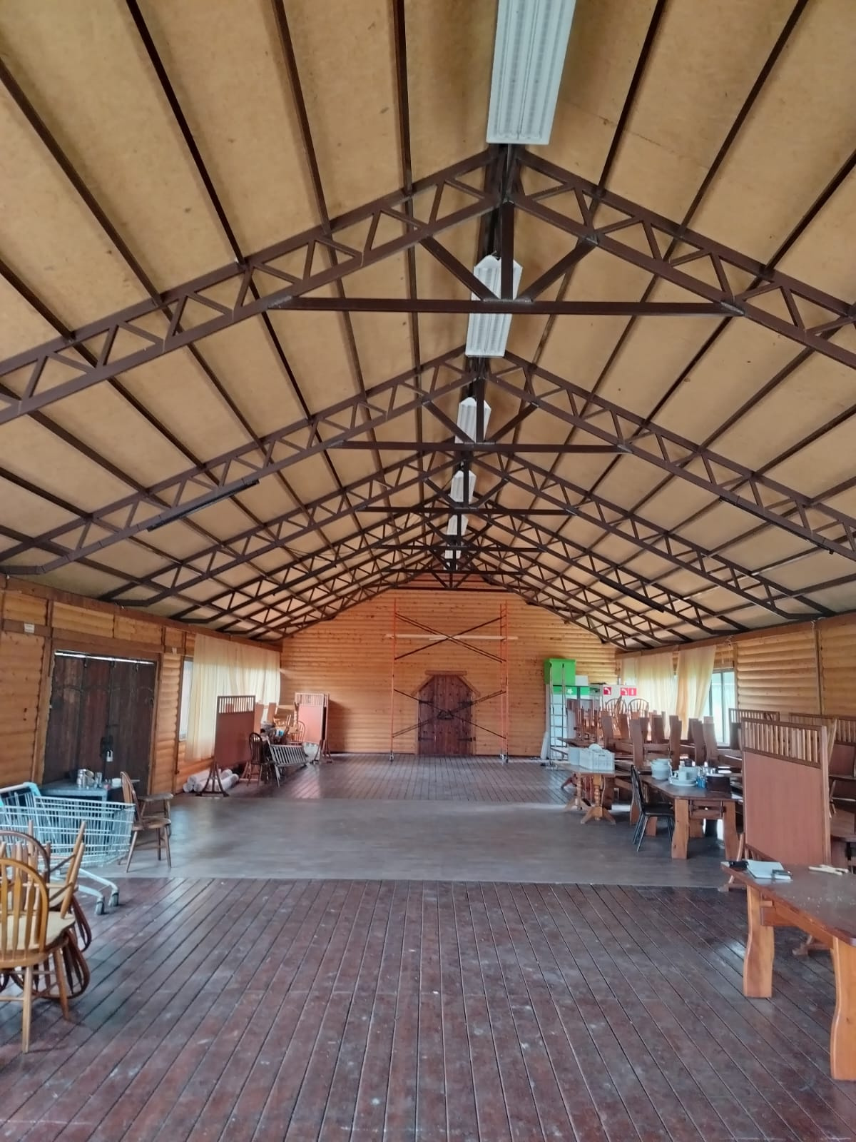 Белый банкетный зал загородного ресторана