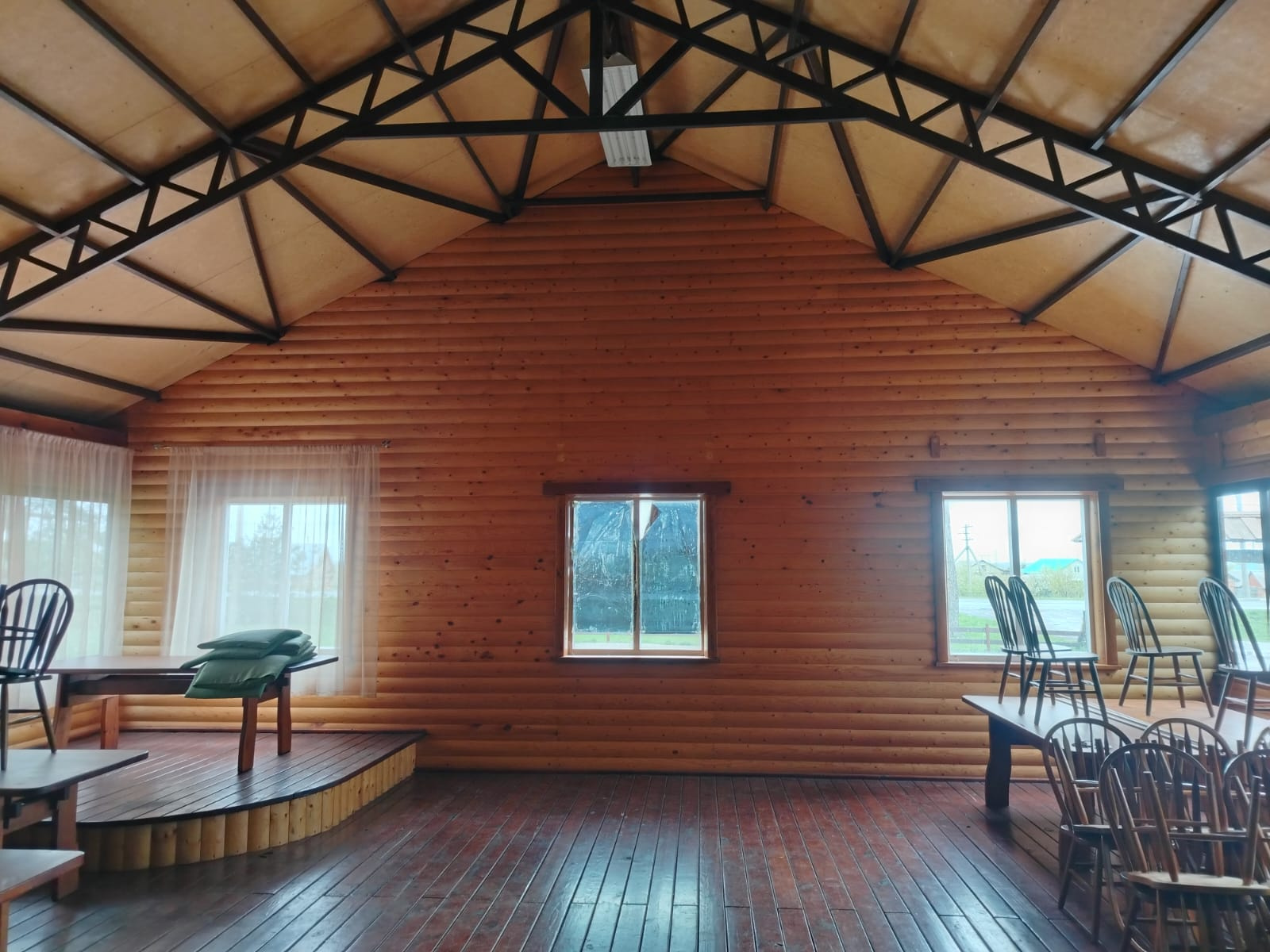 Белый банкетный зал загородного ресторана