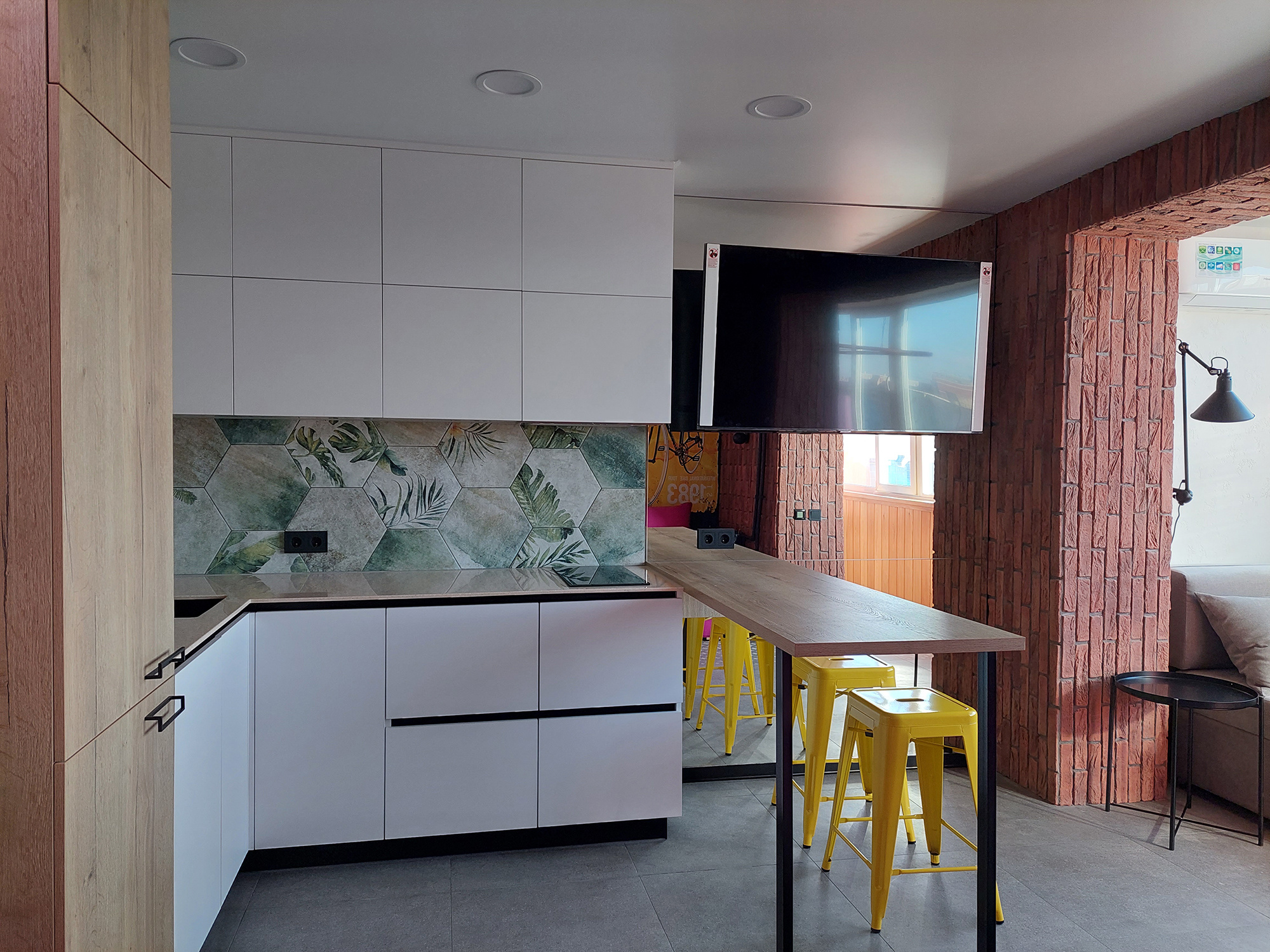 Яркая студия для девушки