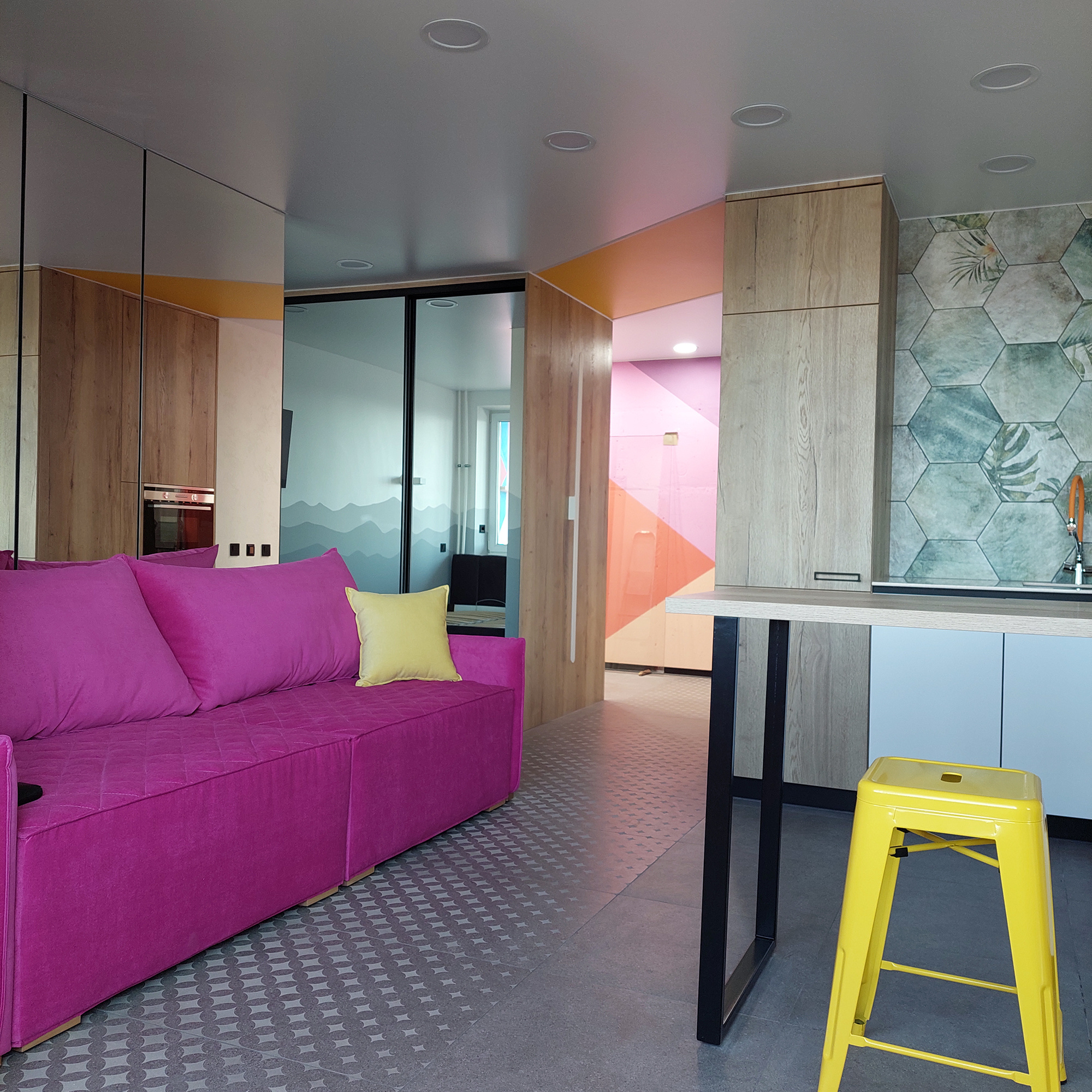 Яркая студия для девушки