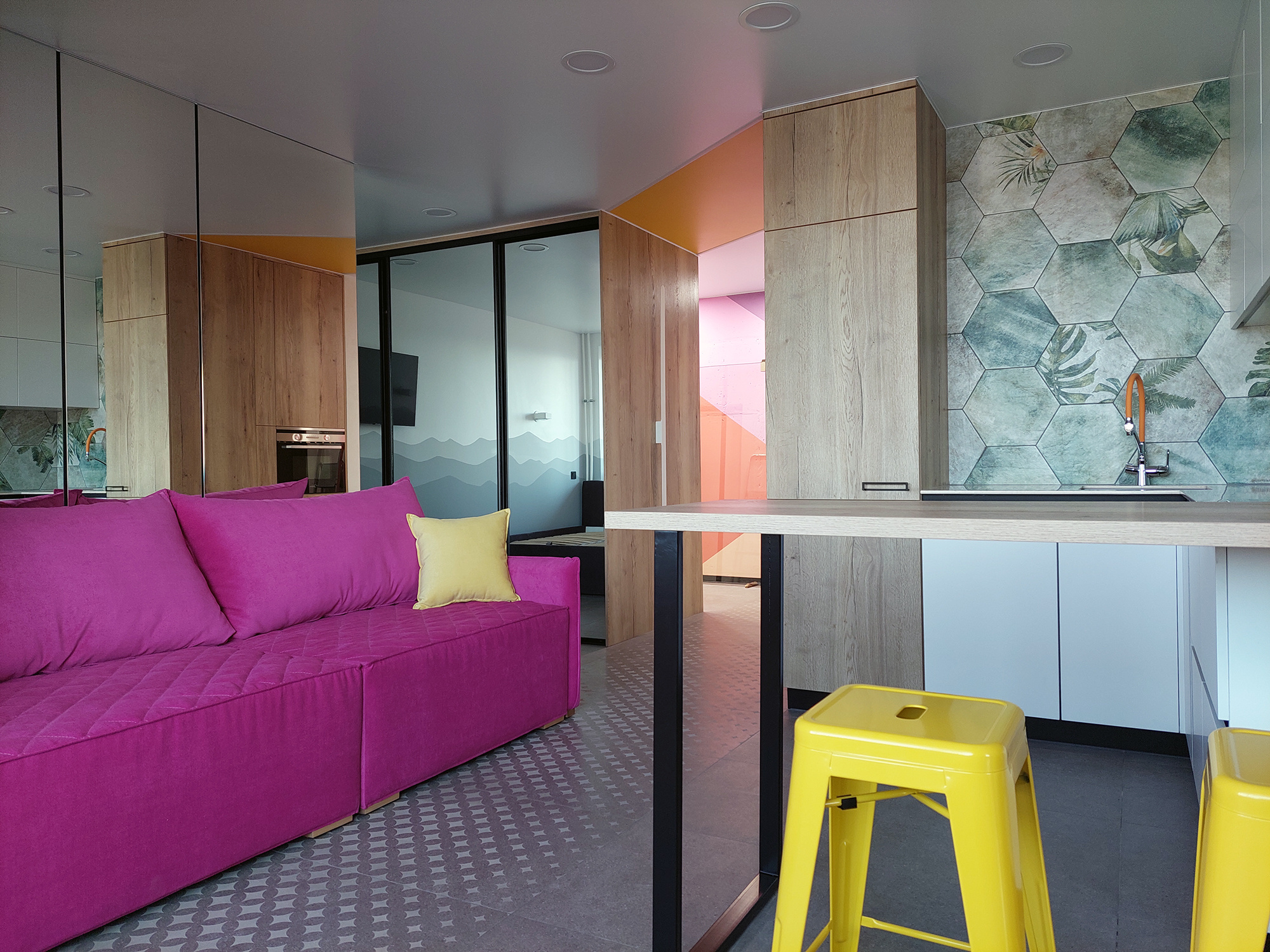 Яркая студия для девушки