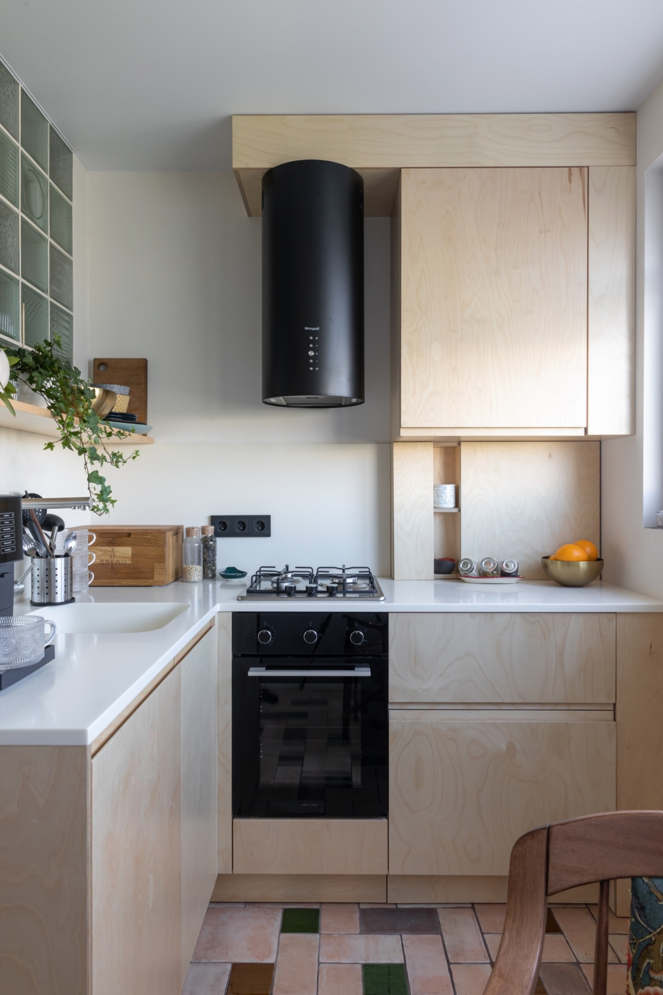 Кухня в доме-корабле: что удалось разместить на 6 кв. м?