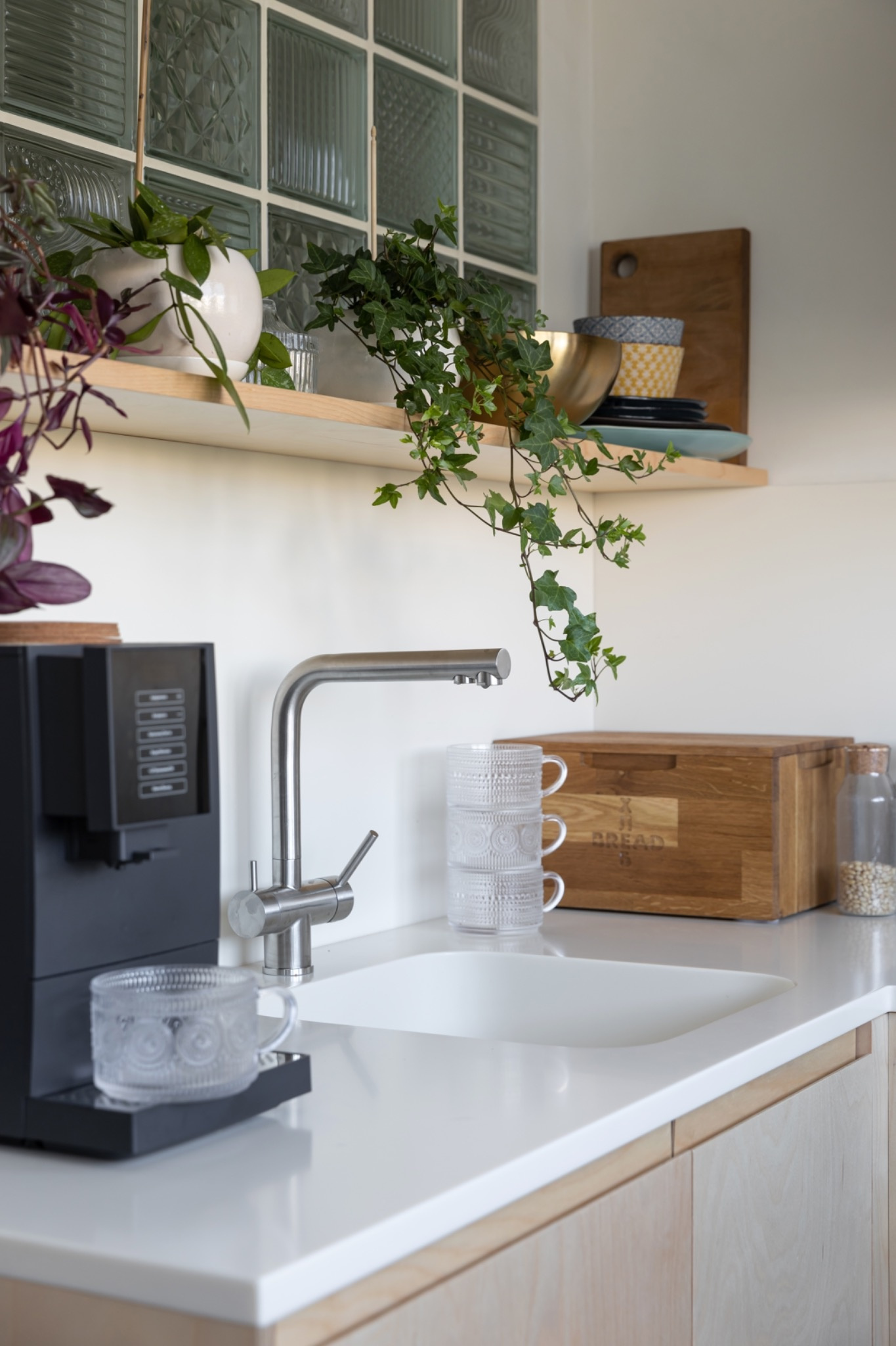 Кухня в доме-корабле: что удалось разместить на 6 кв. м?