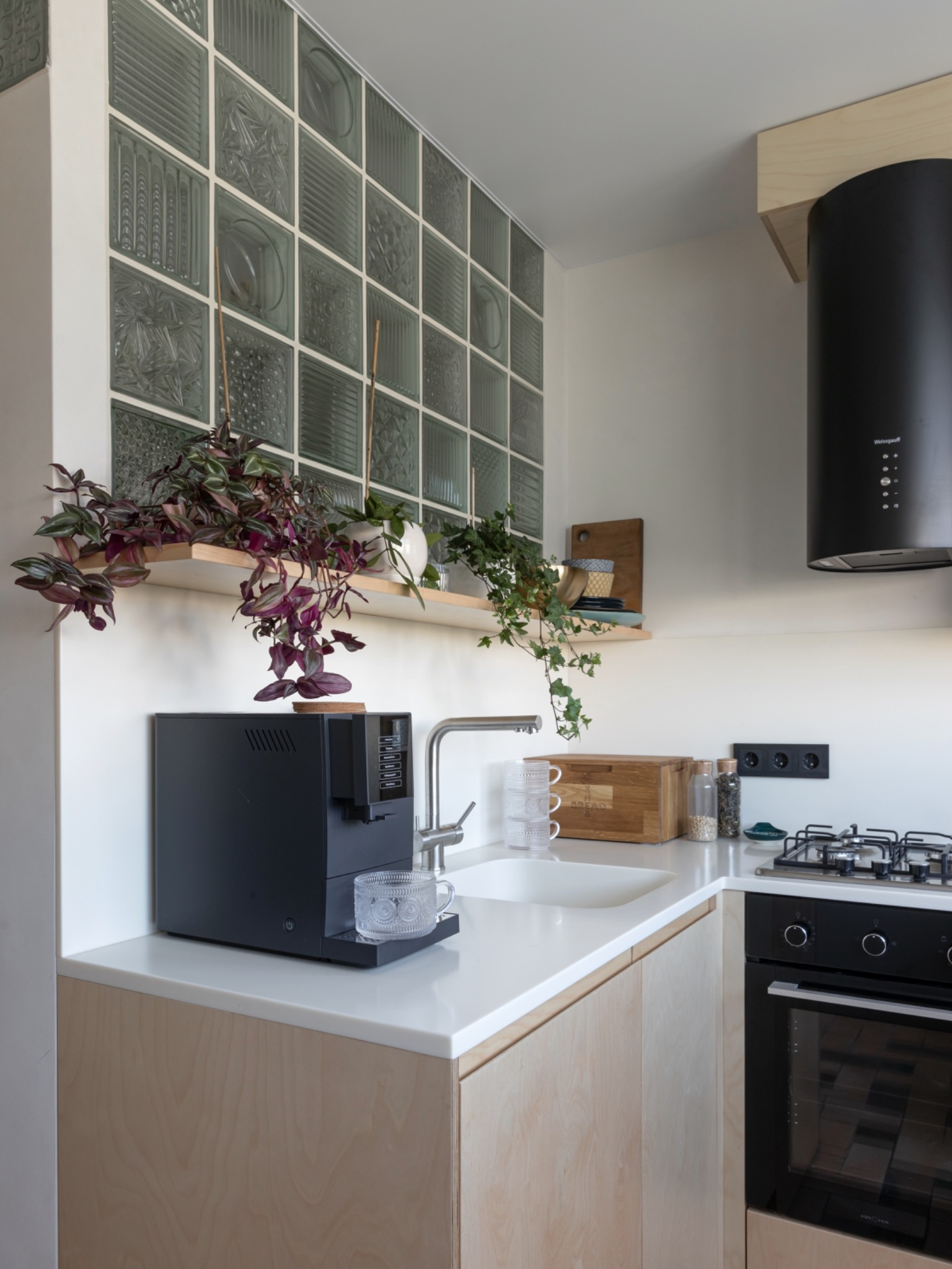 Кухня в доме-корабле: что удалось разместить на 6 кв. м?