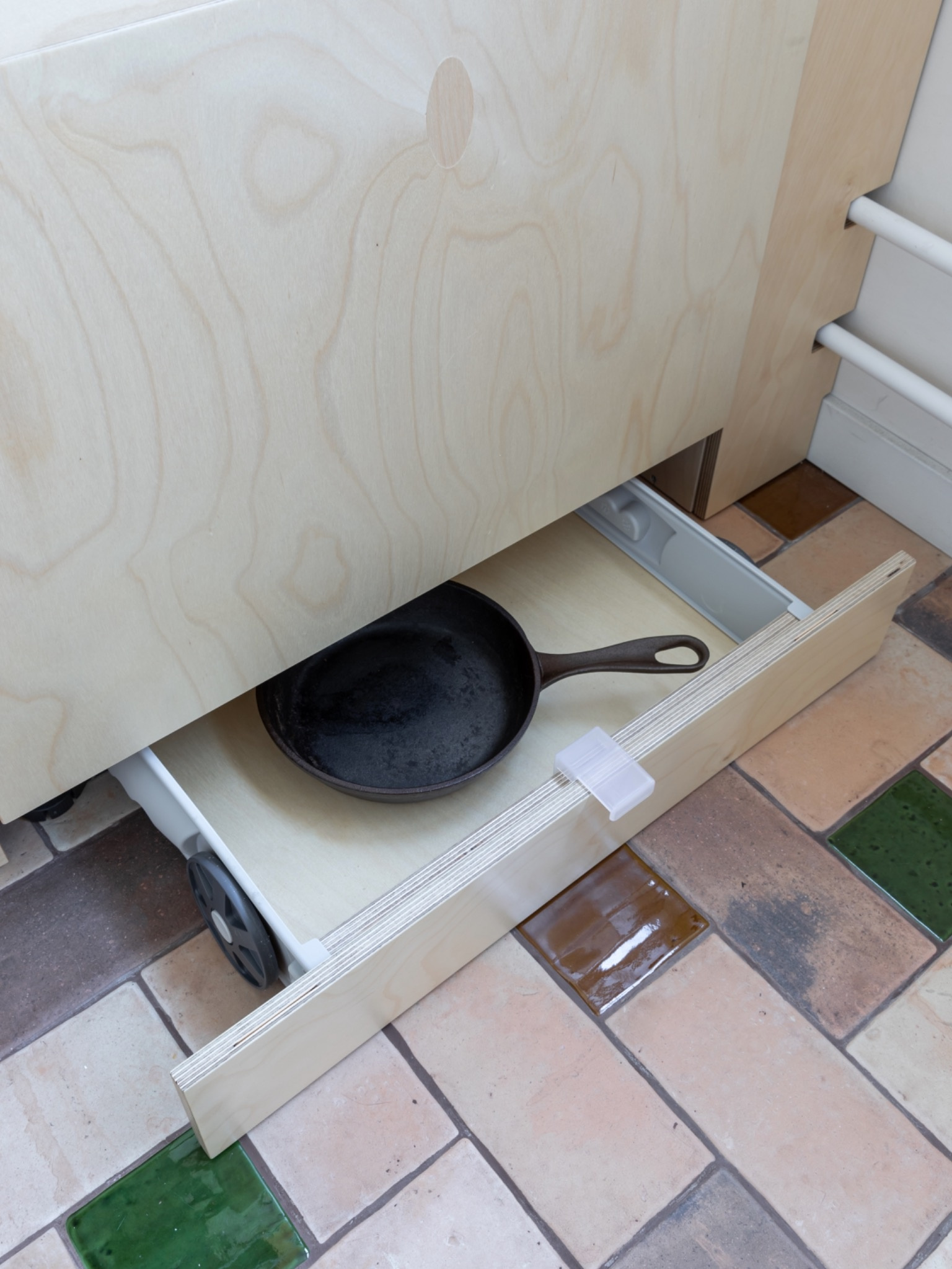 Кухня в доме-корабле: что удалось разместить на 6 кв. м?