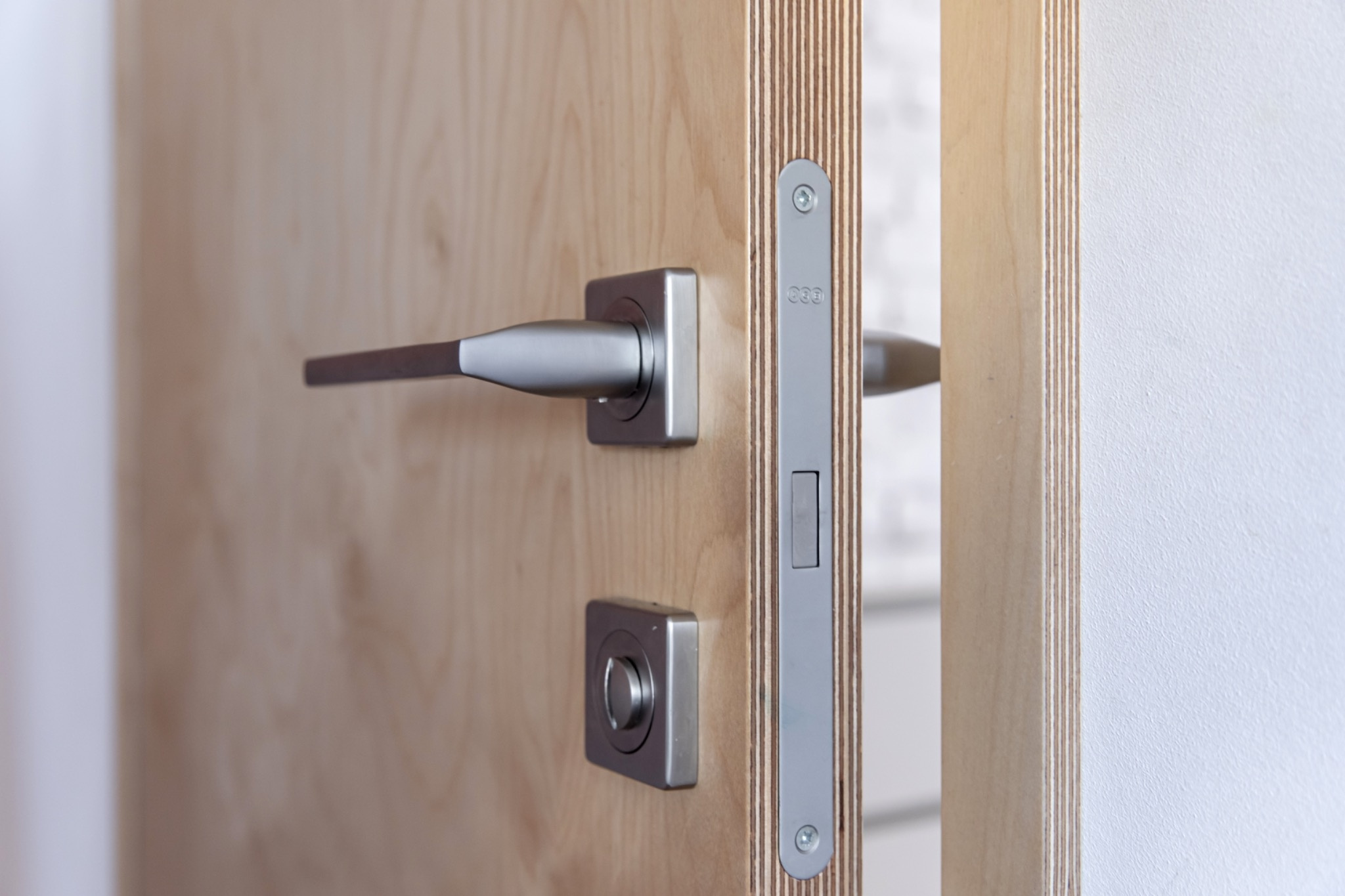 Двери из фанеры с фрамугой