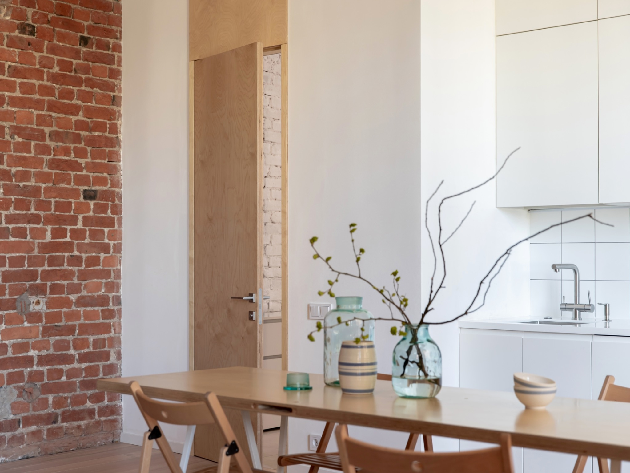 Двери из фанеры с фрамугой