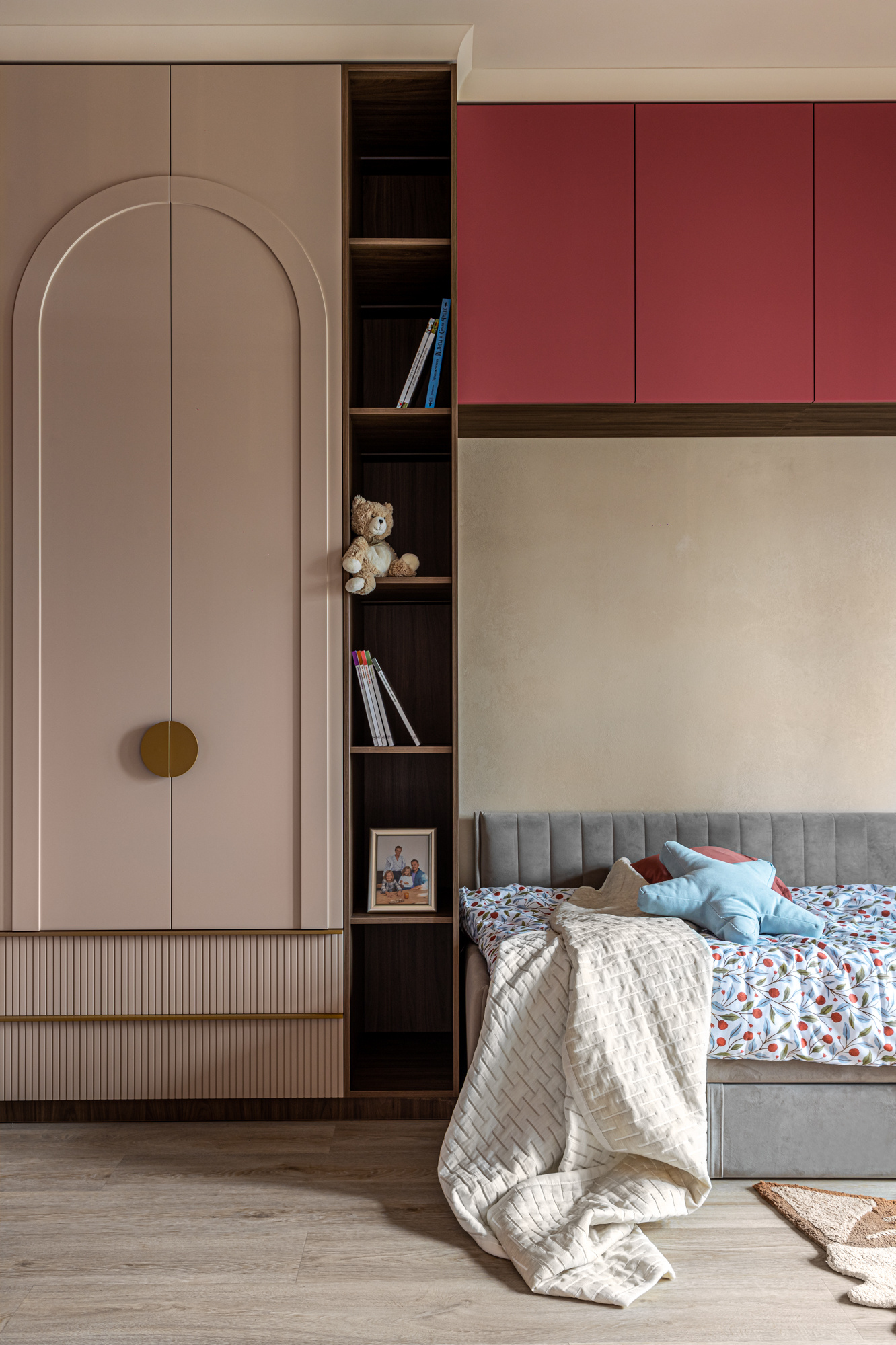 Яркая квартира для молодой семьи предпринимателей