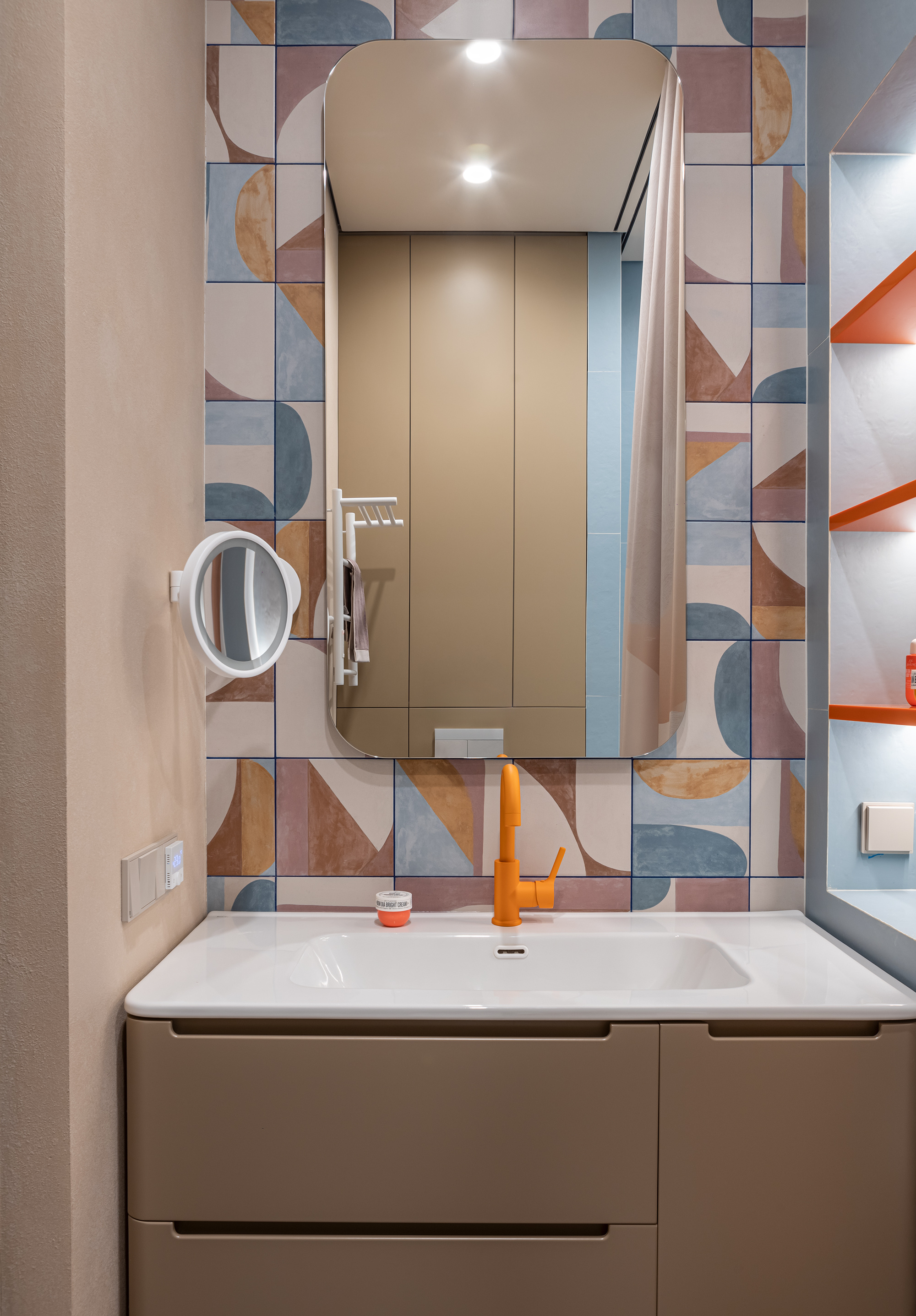 Яркая квартира для молодой семьи предпринимателей