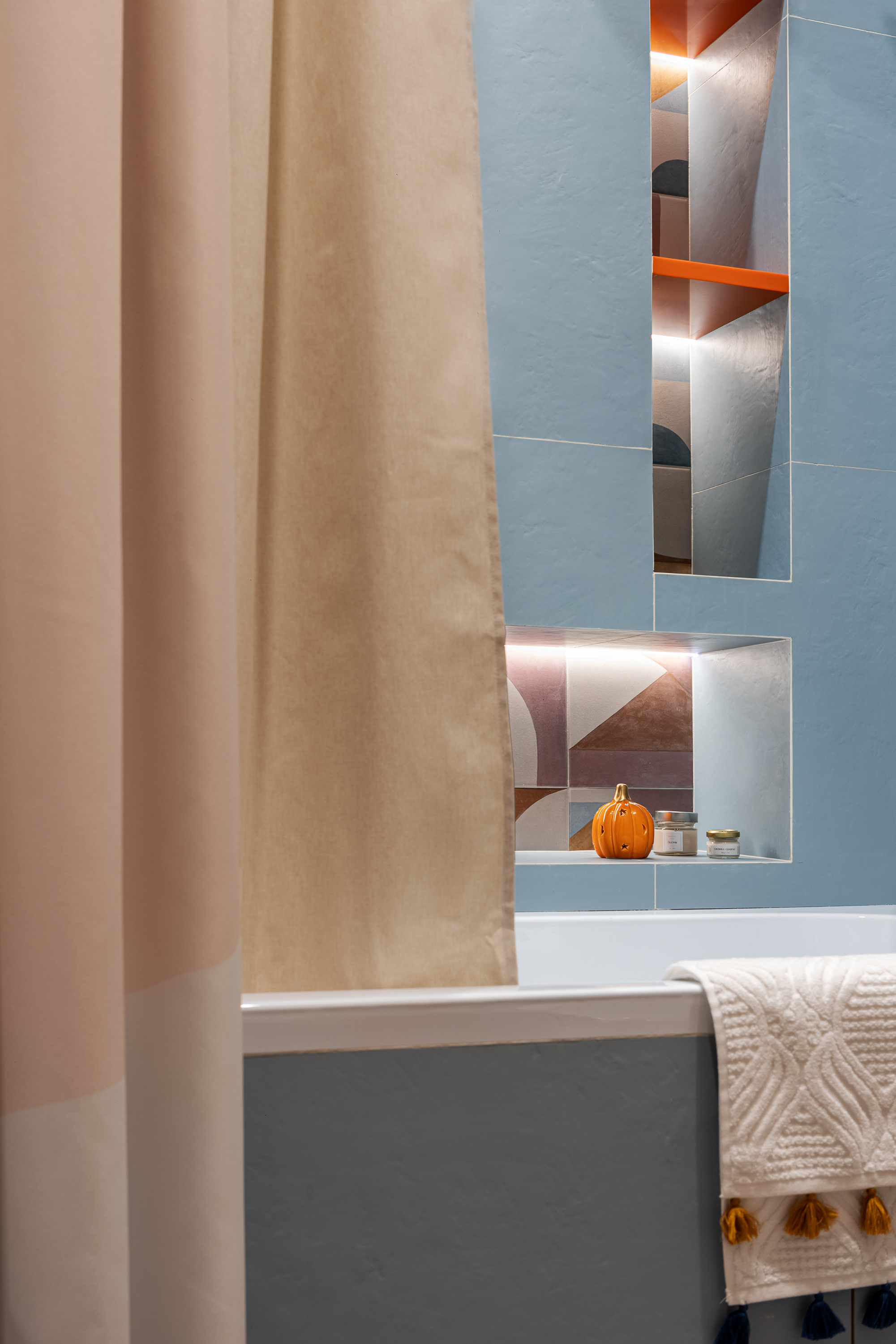 Яркая квартира для молодой семьи предпринимателей