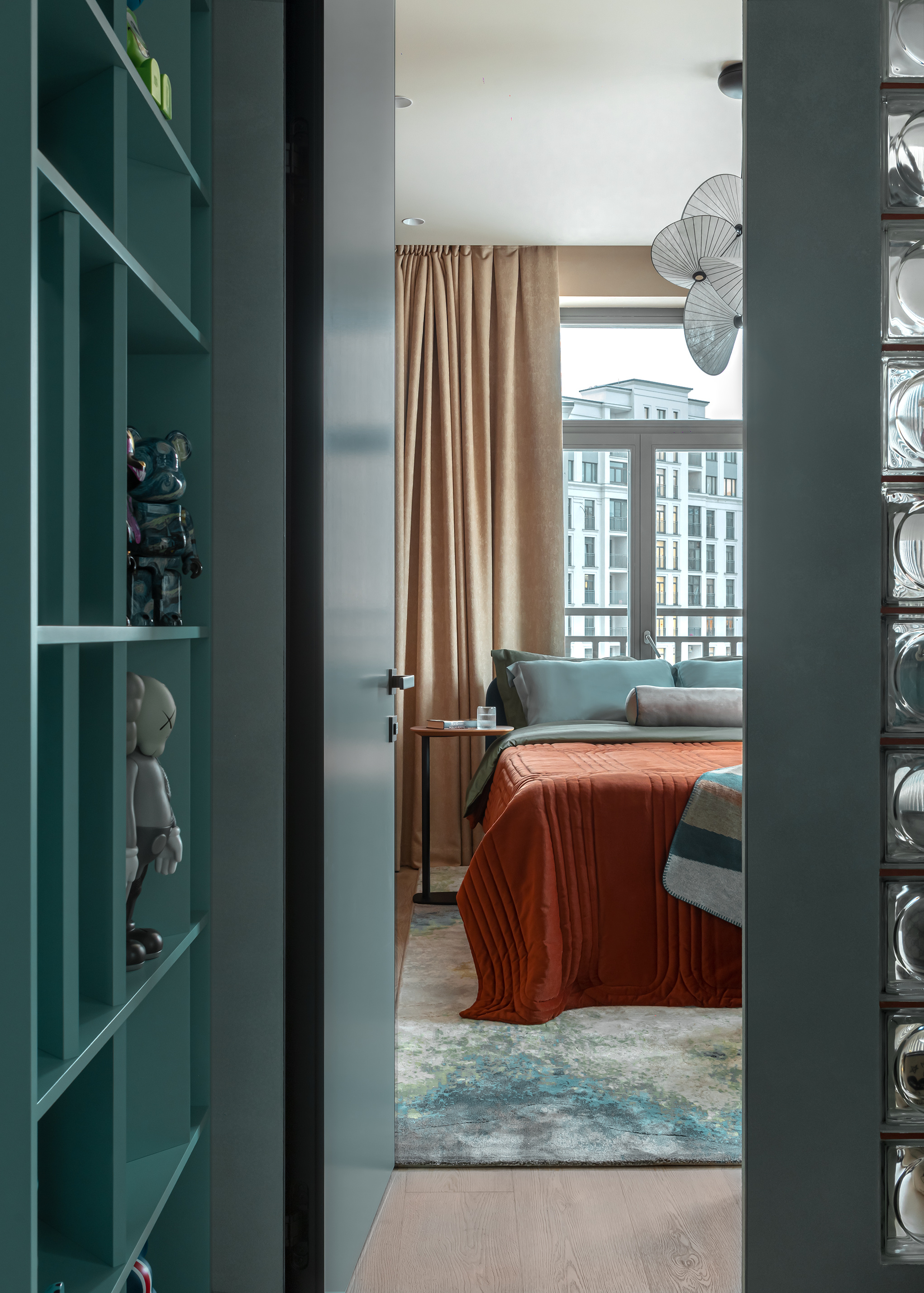 Яркая квартира для молодой семьи предпринимателей