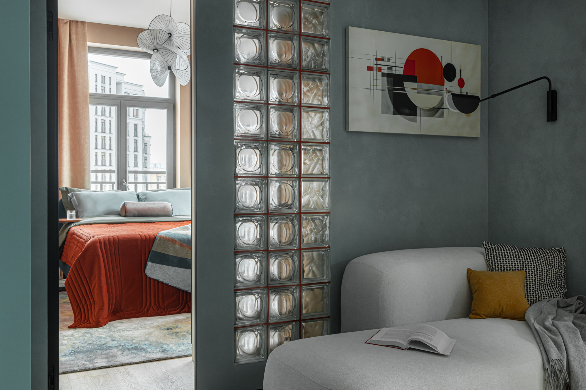 Яркая квартира для молодой семьи предпринимателей