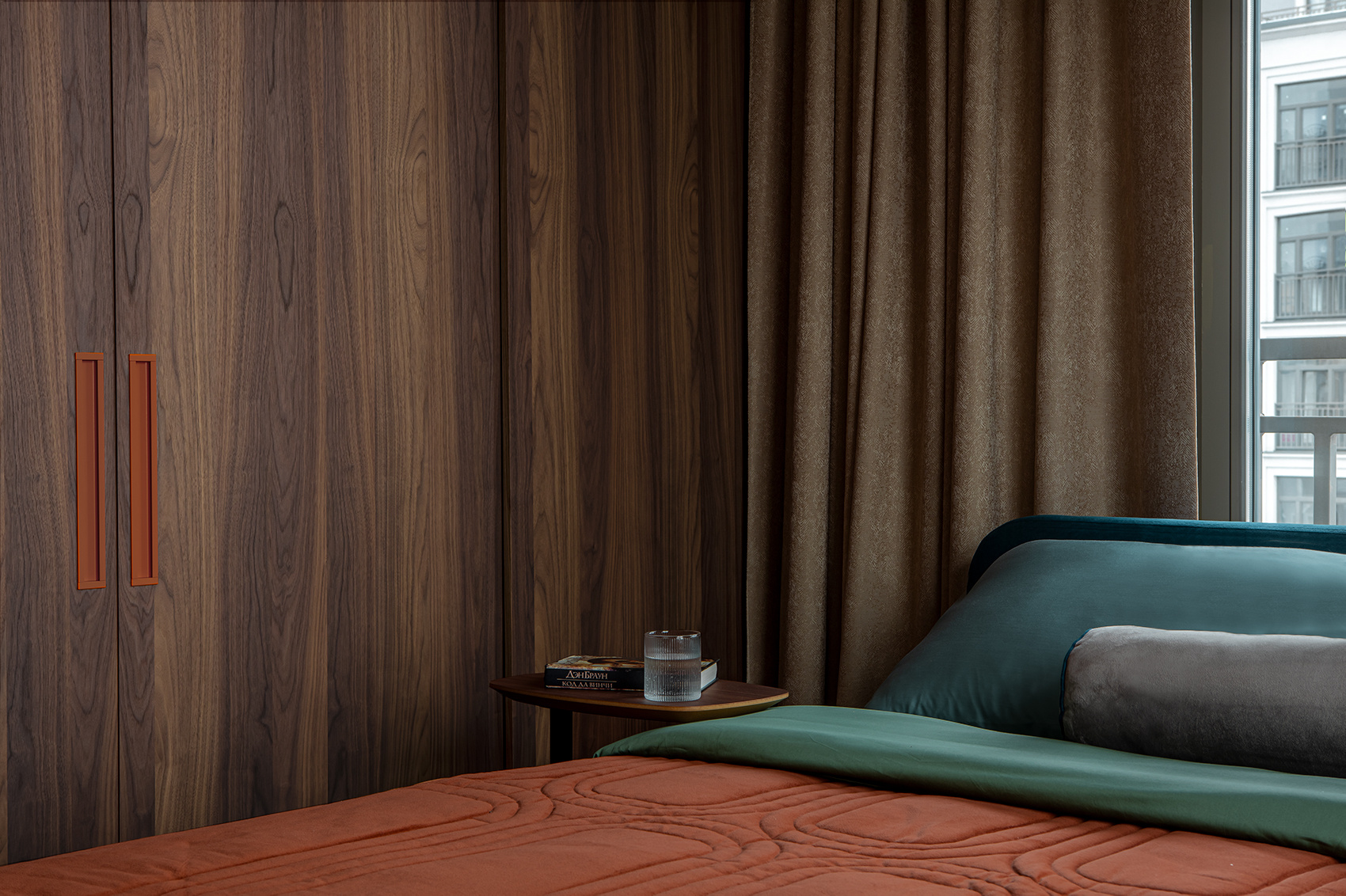 Яркая квартира для молодой семьи предпринимателей