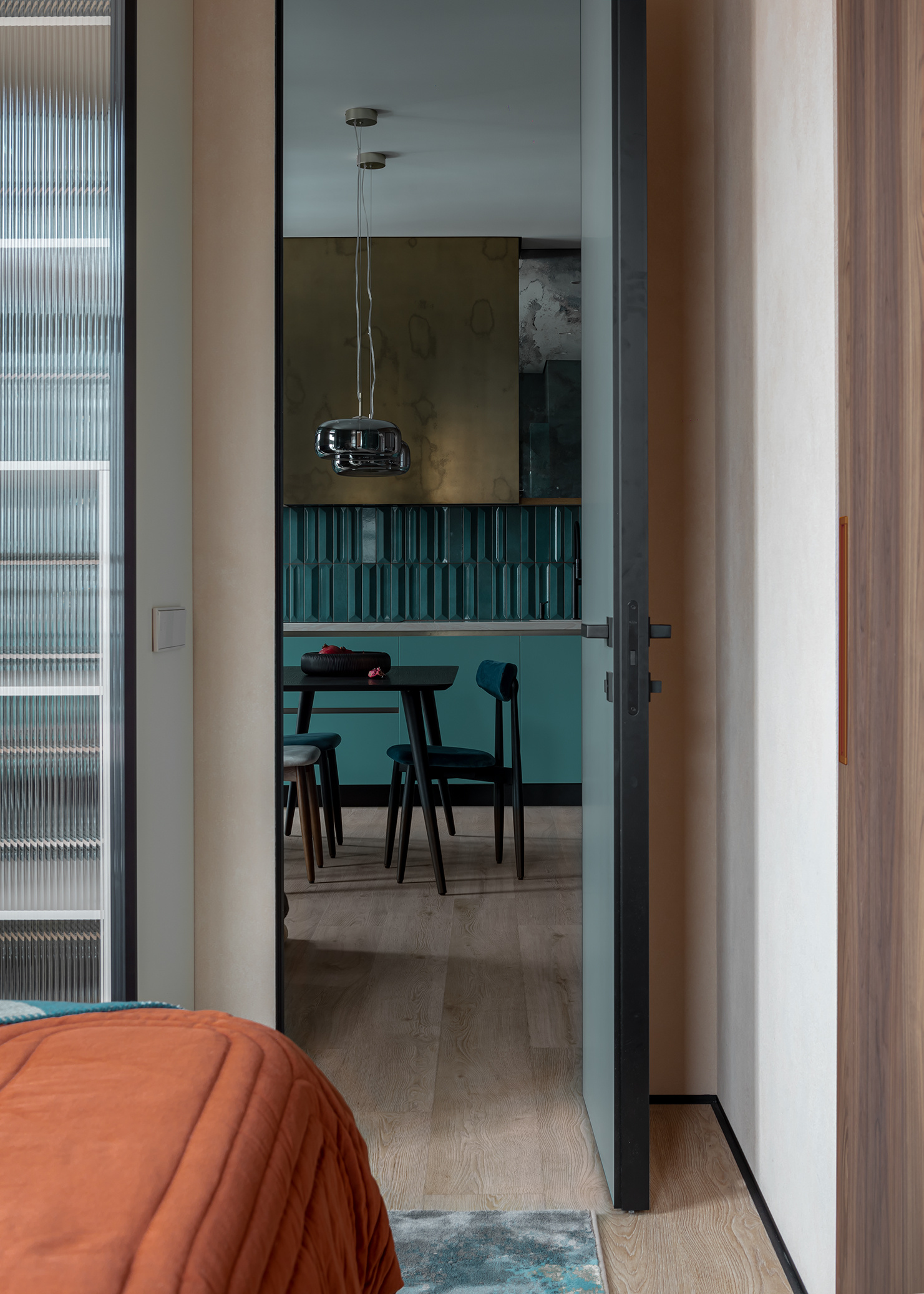 Яркая квартира для молодой семьи предпринимателей