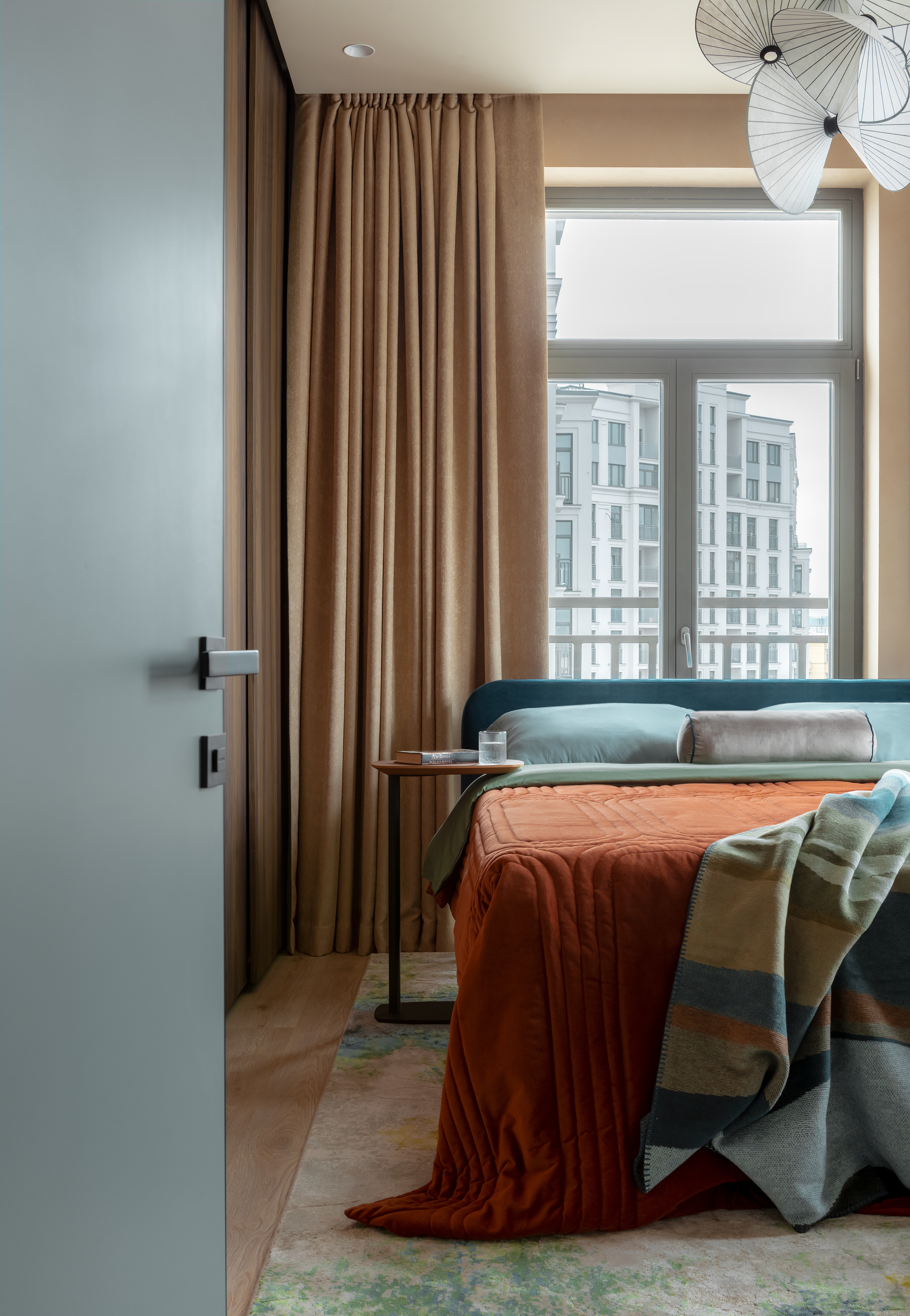 Яркая квартира для молодой семьи предпринимателей