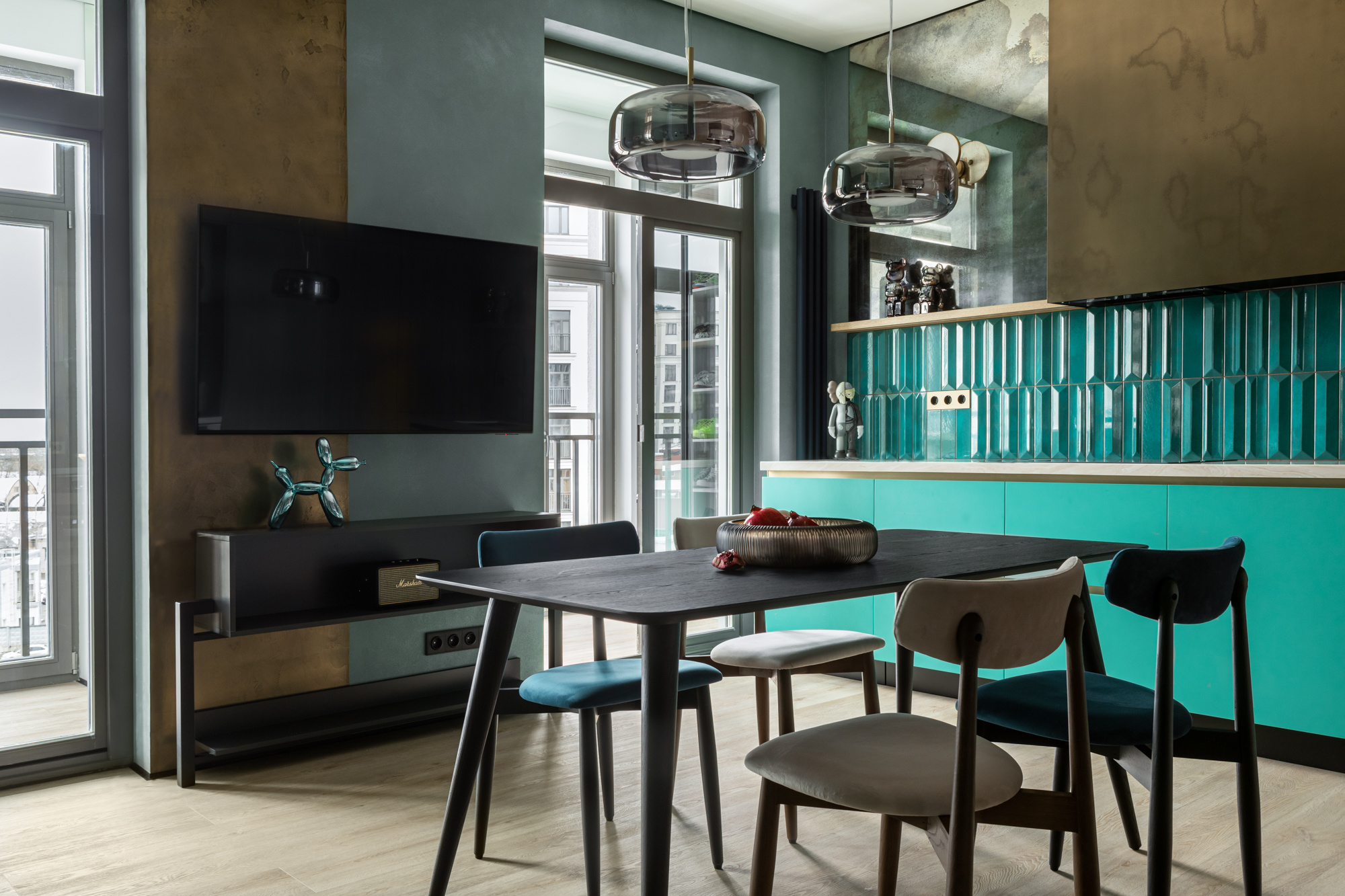 Яркая квартира для молодой семьи предпринимателей