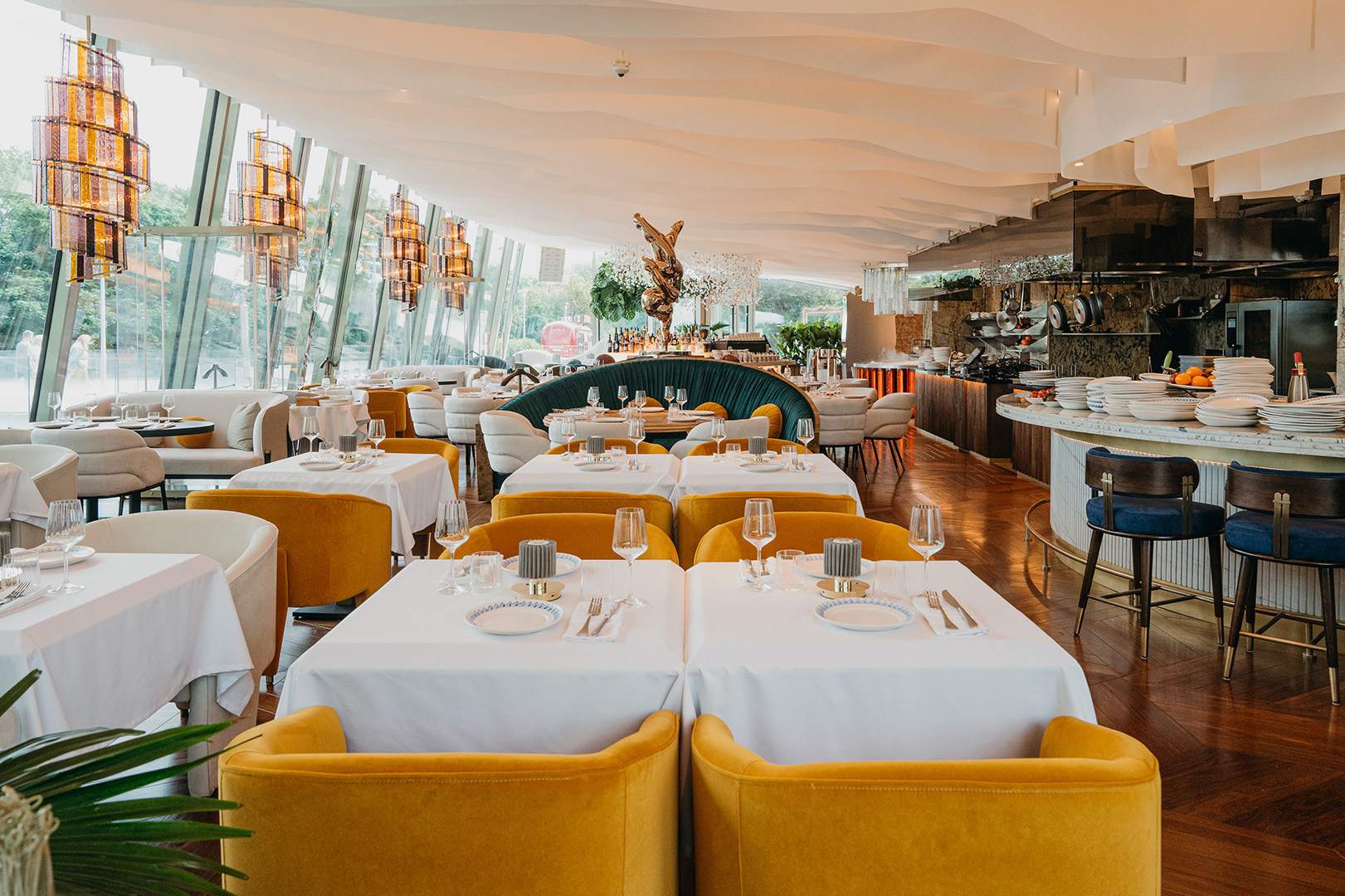 Декоративный потолок—волны