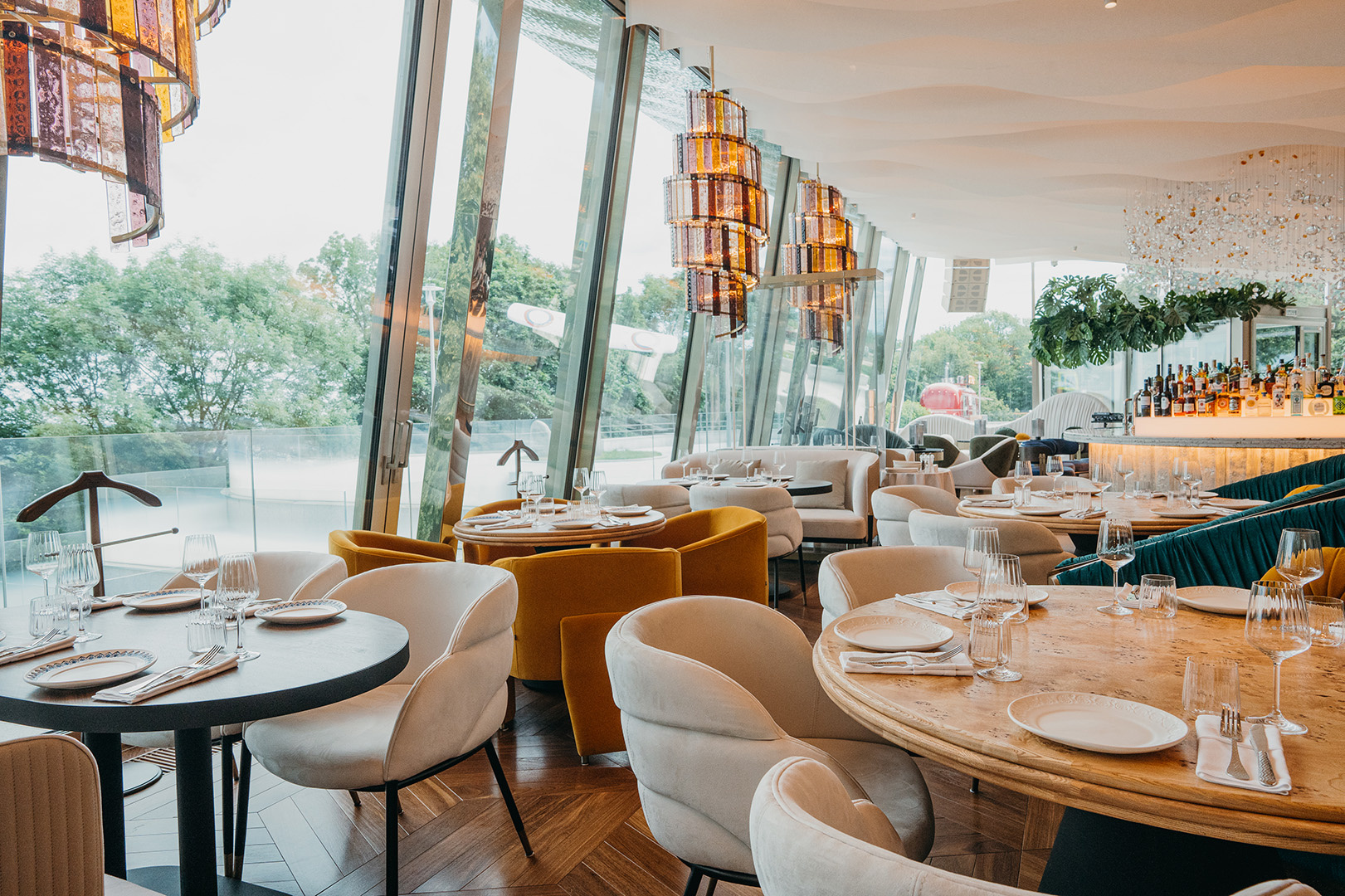 Декоративный потолок—волны