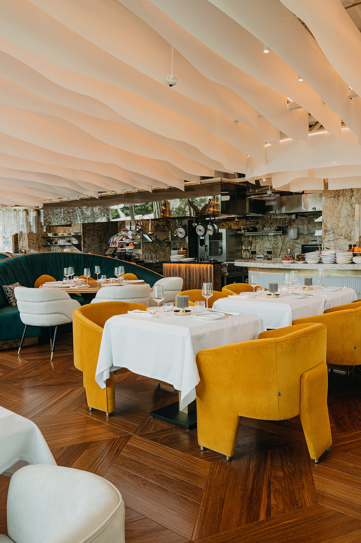 Декоративный потолок—волны