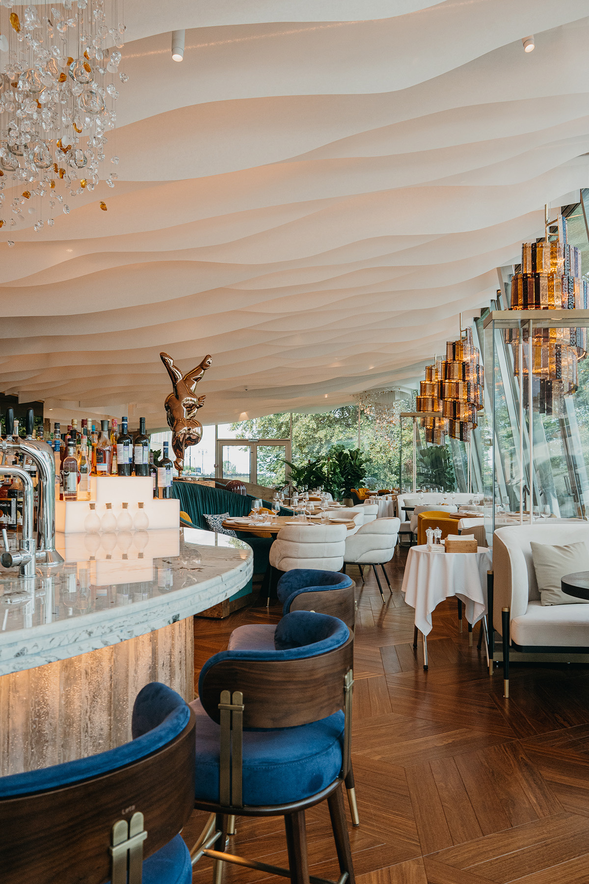 Декоративный потолок—волны