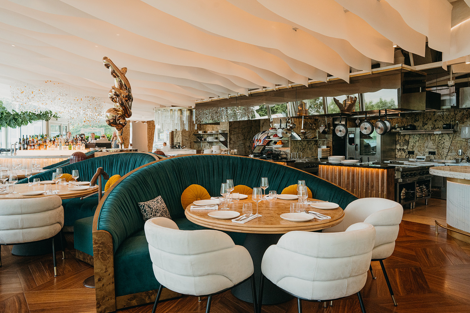 Декоративный потолок—волны