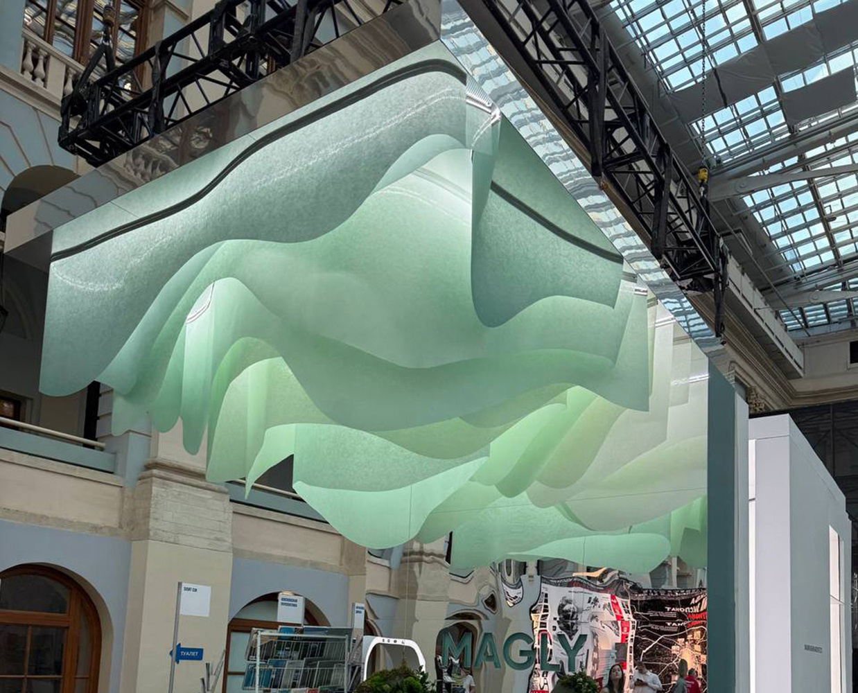 Зеленый потолок для выставочного стенда на АрхМоскве