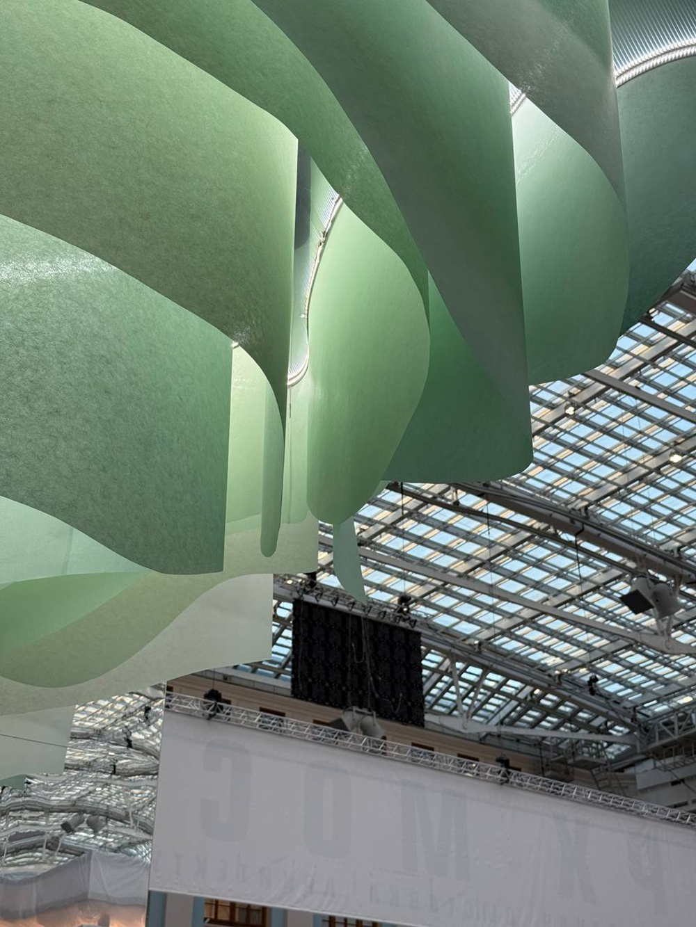 Зеленый потолок для выставочного стенда на АрхМоскве