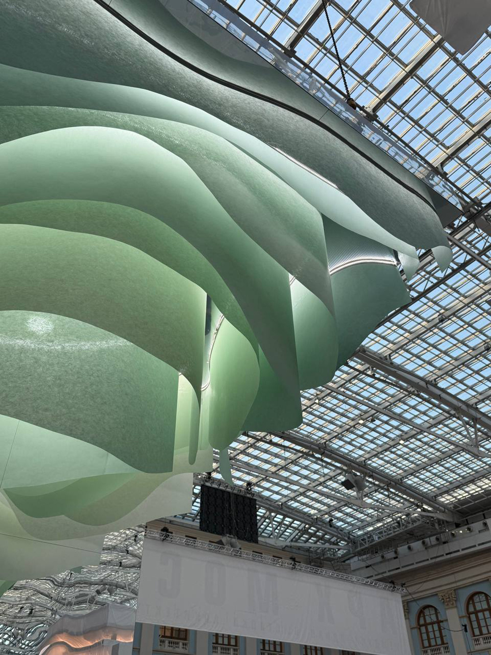 Зеленый потолок для выставочного стенда на АрхМоскве