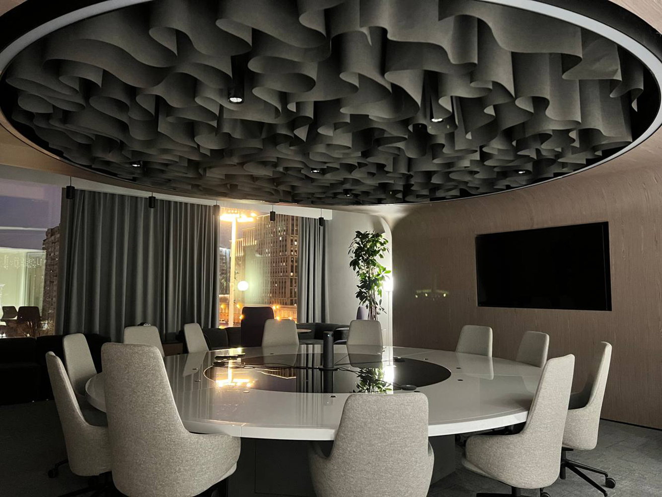 Негорючий потолок для переговорной комнаты