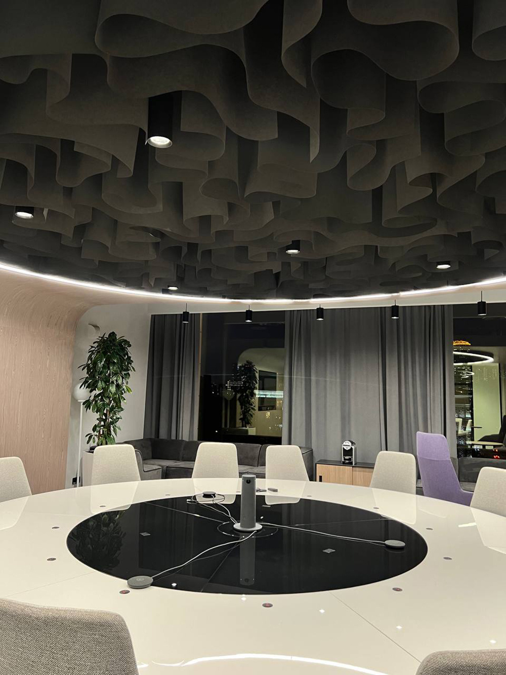 Негорючий потолок для переговорной комнаты