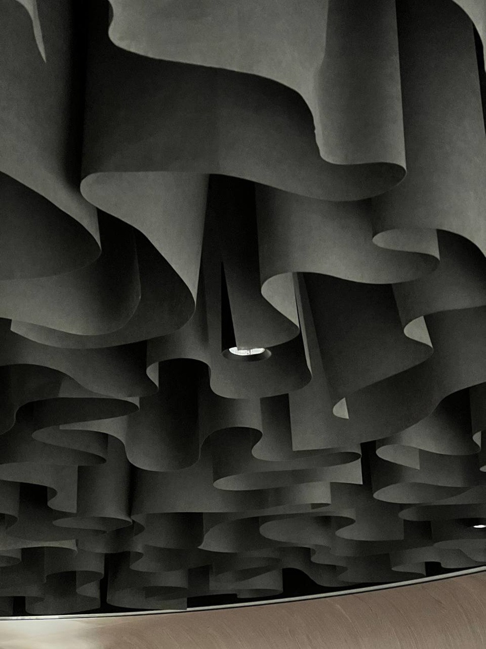 Негорючий потолок для переговорной комнаты