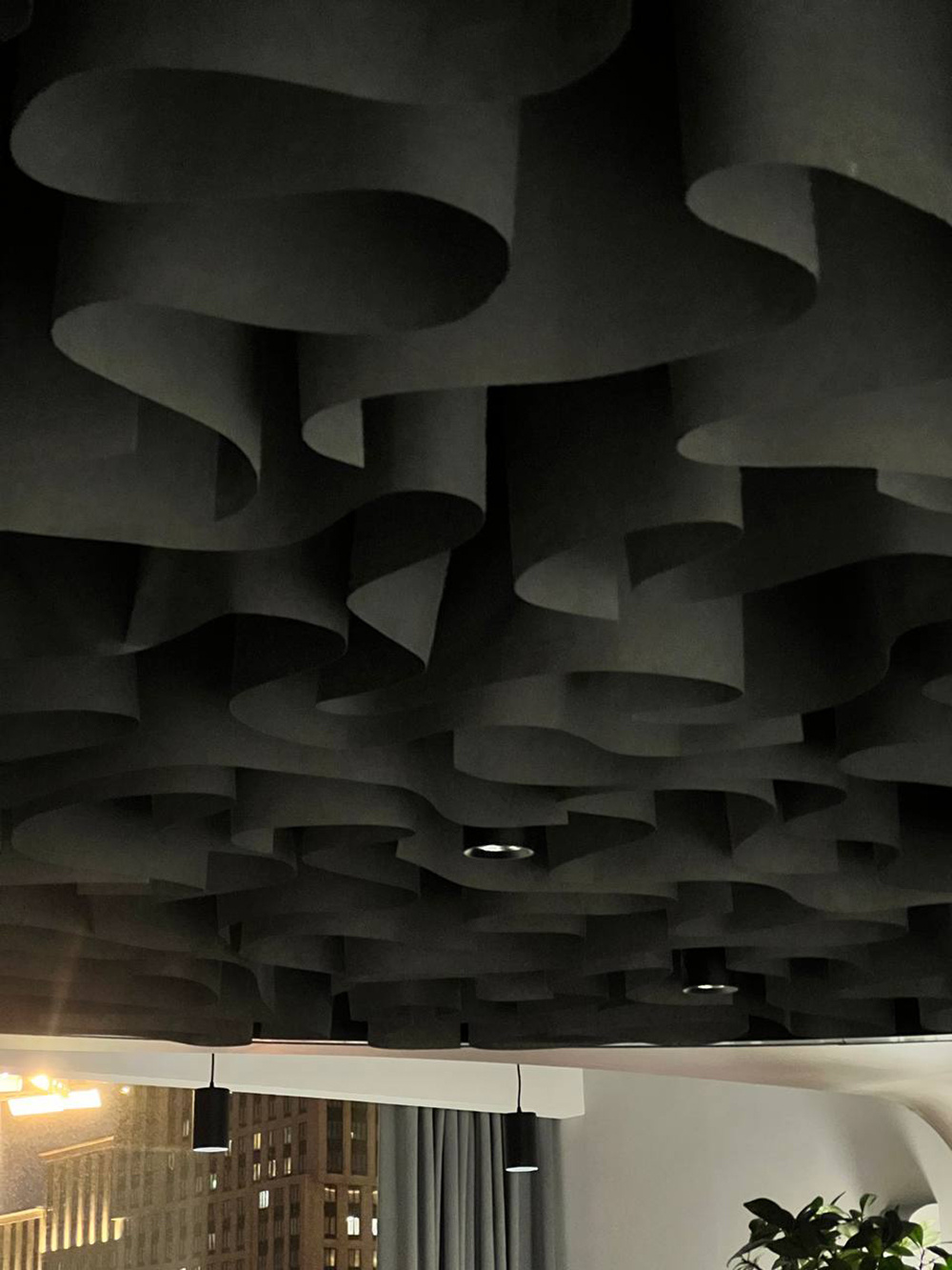 Негорючий потолок для переговорной комнаты