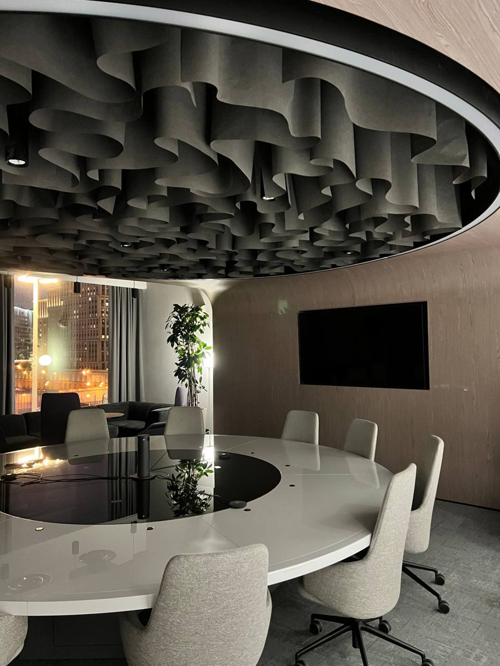 Негорючий потолок для переговорной комнаты