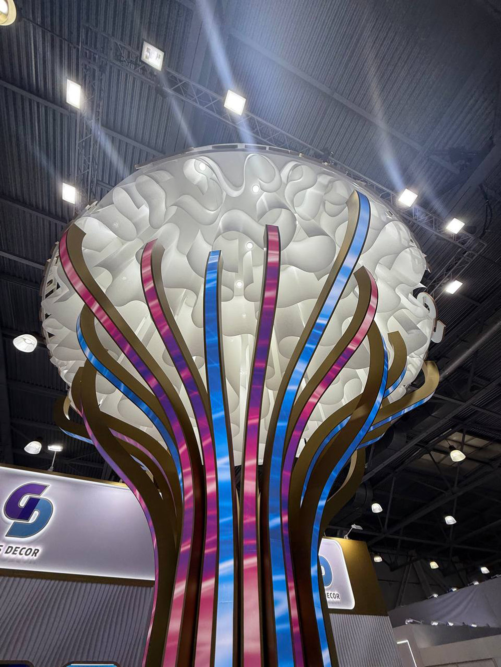 Фантазийное дерево с облачной кроной для стенда Glass Decor